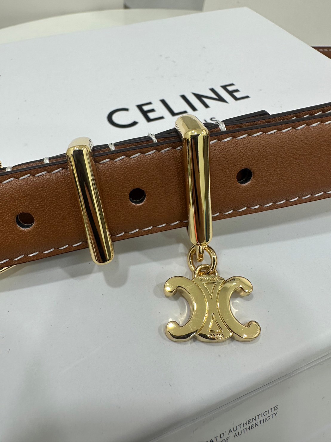 CELINE Belt Leather / Celine Elegant Charm 1 Belt In Smooth Calfskin With Gold พร้อมส่ง เข็มขัดเซลีน มีเส้นเดียวใช้ได้ทั้งปี ไม่ว่าลุคไหนๆ เส้นเดียวเอาอยู่ งานหนังเรียบสวยมาก แนะนำค่ะ