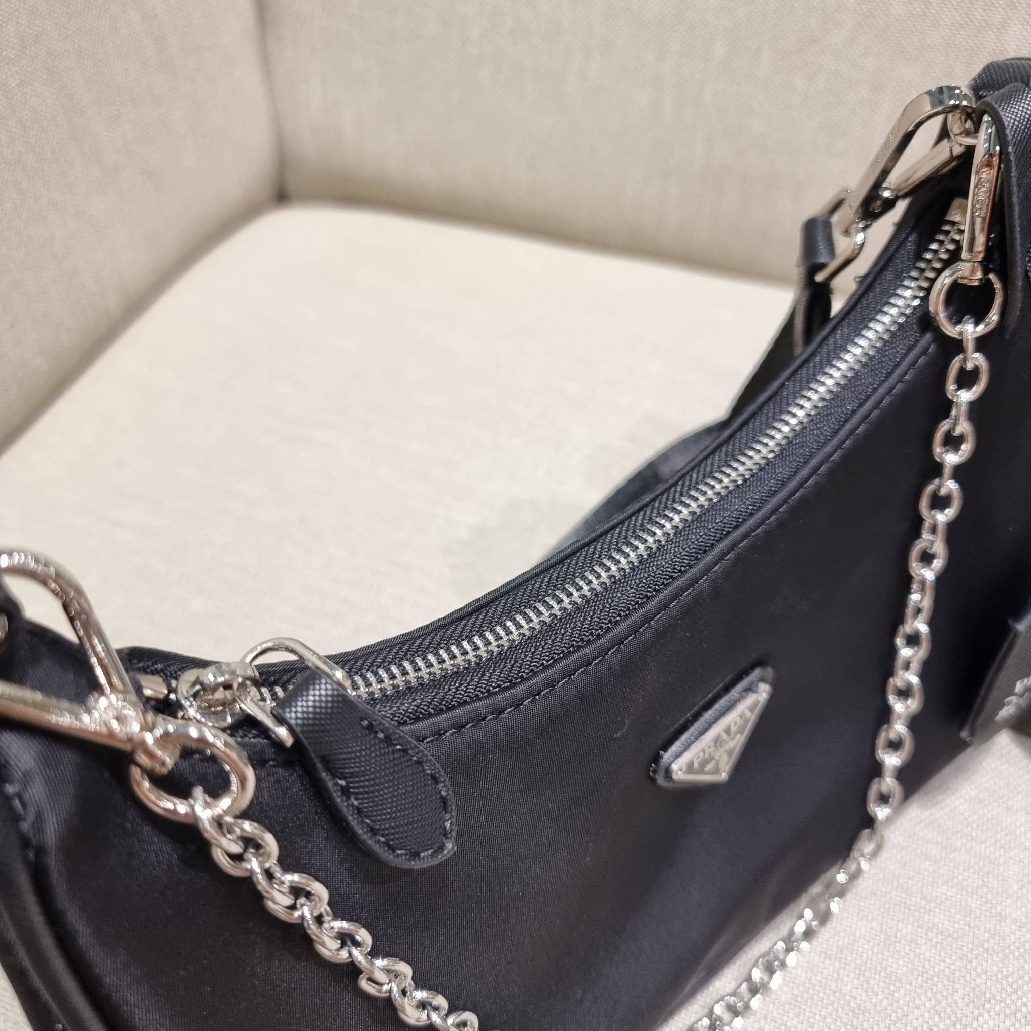 VIP 🥂 PRADA RE-EDITION 2005 RE-NYLON SHOULDER BAG ไอเท็มสุดปัง ที่ฮิตตลอดกาลไม่ว่าจะปีไหนๆ จัดให้ครบทั้งสีขายดีและสีใหม่ล่าสุด ที่สายคุณหนูห้ามพลาด!! กับกระเป๋าสะพายทรงคลาสสิค เหมาะเป็น everyday bag มากๆ วัสดุผ้าไนล่อนคุณภาพ พร้อมใบลูก ไว้ใส่เหรีย