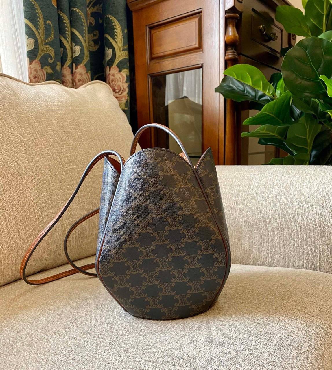 NEW 2021 !!! CELINE CROSSBODY VIP GIFT BAG(GWP) กระเป๋าสะพายไหล่/คสอบอดี้ทรงสวยมีสไตล์