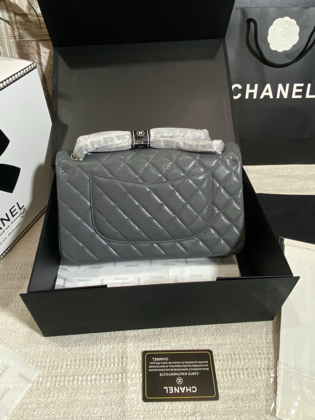 CHANEL Classic Medium Flap Bag กระเป๋าสะพายคลาสสิกรุ่นยอดนิยมตลอดกาล ดีไซน์เรียบหรูหราขับผิว งานหนังแท้สวยมาก มีอะไหล่เงินและทอง สุดยอดเดอะเบสท์ไอเท็ม