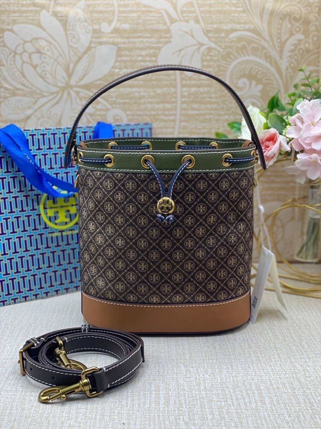 TORY BURCH T Monogram Calf Hair Bucket Bag MEDIUM ไอเท็มใหม่ที่ใครๆก็รอ กระเป๋าบัคเก็ตทรงสวย ที่ยังคงให้ความโดดเด่นด้วยลวดลายเอกลักษณ์ เพิ่มเติมดีไซน์บล็อคสี ตัดกันได้อย่างลงตัว