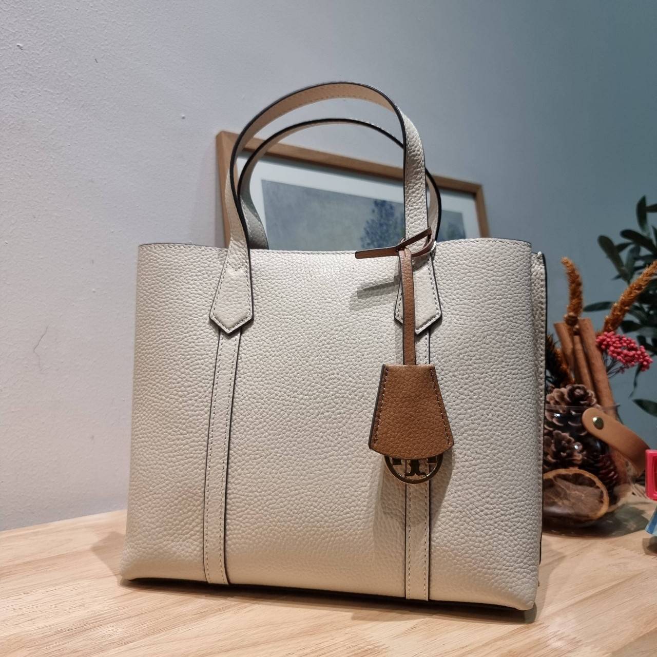 TORY BURCH PERRY SMALL TRIPLE COMPARTMENT TOTE BAG กระเป๋าโท้ทขนาดเล็ก รุ่นขายดี ทรงสวย ดีไซน์ออกมาให้ใช้งานได้ทุกลุค ทุกโอกาส สวยคมชัดทุกสี