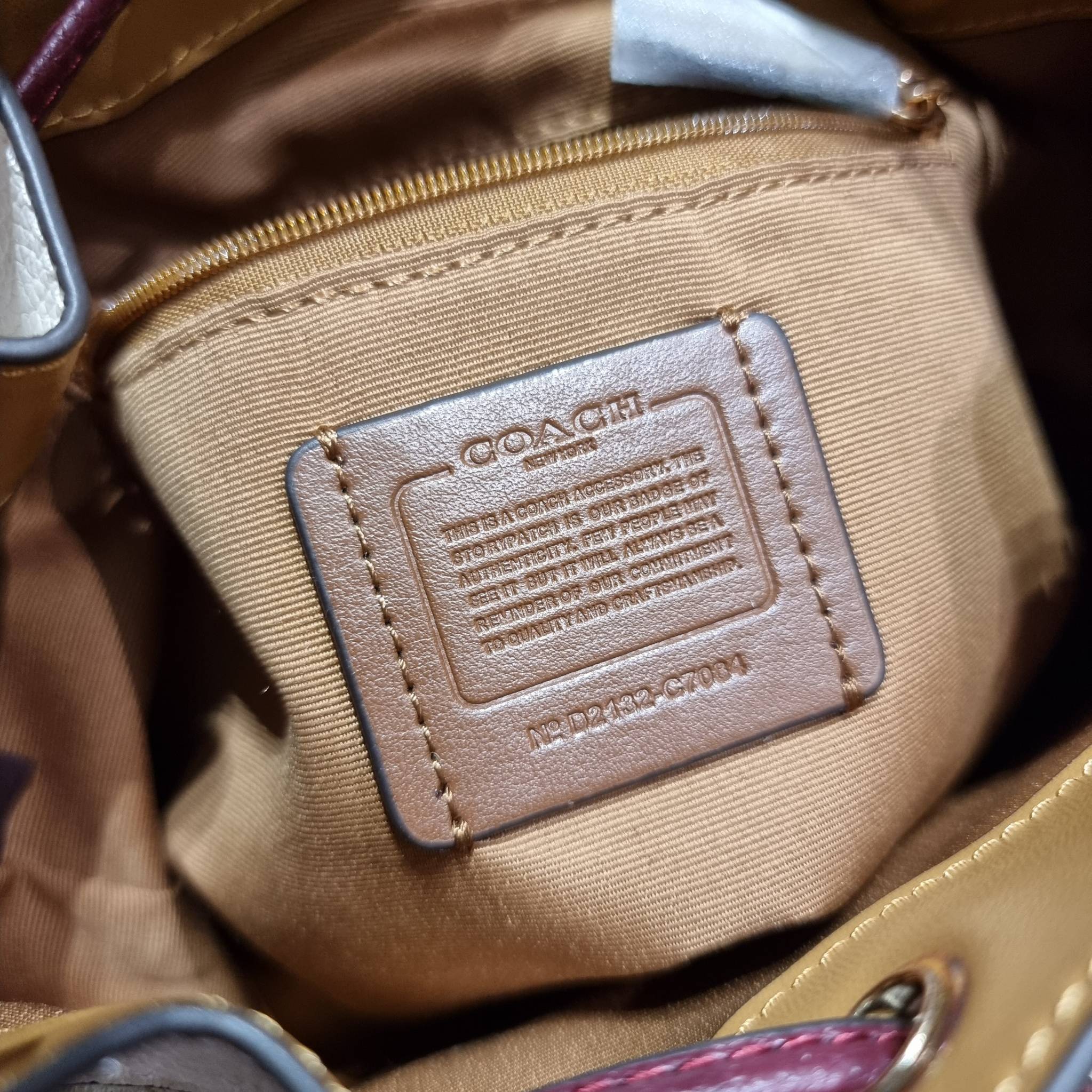 COACH C7084 DEMPSEY DRAWSTRING BUCKET BAG IN SIGNATURE JACQUARD WITH STRIPE AND COACH PATCH พี่สาวใบใหญ่สุดสวยมาแล้วจ้า!! กระเป๋าทรงถังไซส์ใหญ่ ที่สาวๆรอคอย ใช้งานง่ายด้วยการรูดหนังปิดรอบปากกระเป๋า ทุกอย่างลงตัวที่สุด!! โดดเด่นด้วยลวดลายสีสันที่ละมุนมาก ว