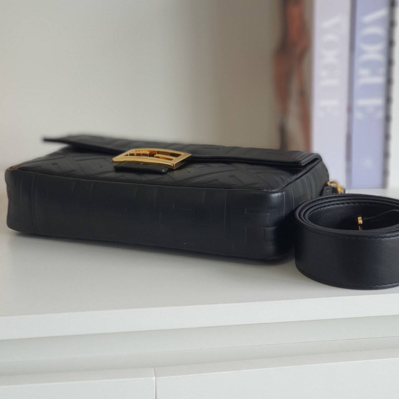 รุ่นใหม่แนะนำ!! **สวยหรูมาก กับ FENDI BAGUETTE BAG วัสดุหนังแท้ทั้งใบ ปั้มจมสัญลักษณ์แบรนด์สวยหรูมาก ด้านในบุผ้าปั้มแบรนด์ เปิดปิดด้วยกระดุมแม่เหล็ก ช่องโล่งกว้างพร้อมช่องซิป สามารถใส่ กระเป๋าสตางค์ยาวได้ มือถือได้ทุกรุ่น มาพร้อมสายสะพาย2แบบ ถอดปรับเปลี่ย