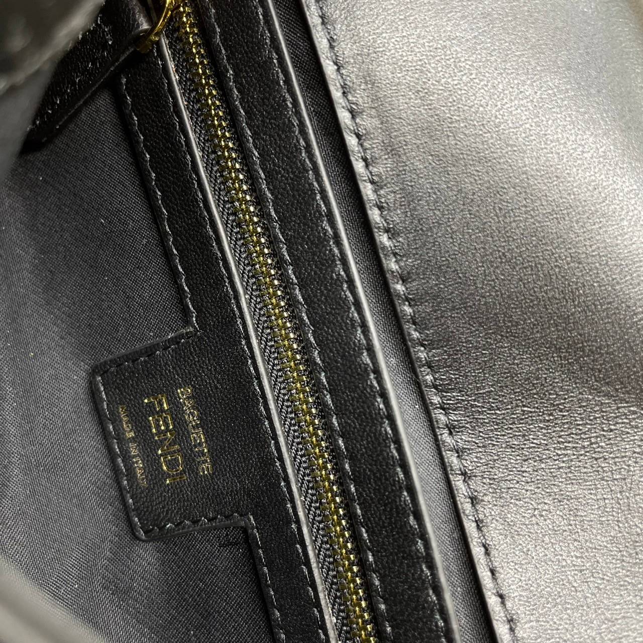 หนังแท้ FENDI Baguette Black leather bag พร้อมส่งที่ไทย ภาพสินค้าถ่ายจากงานขายจริง ใช้งานต่างประเทศได้ค่ะ