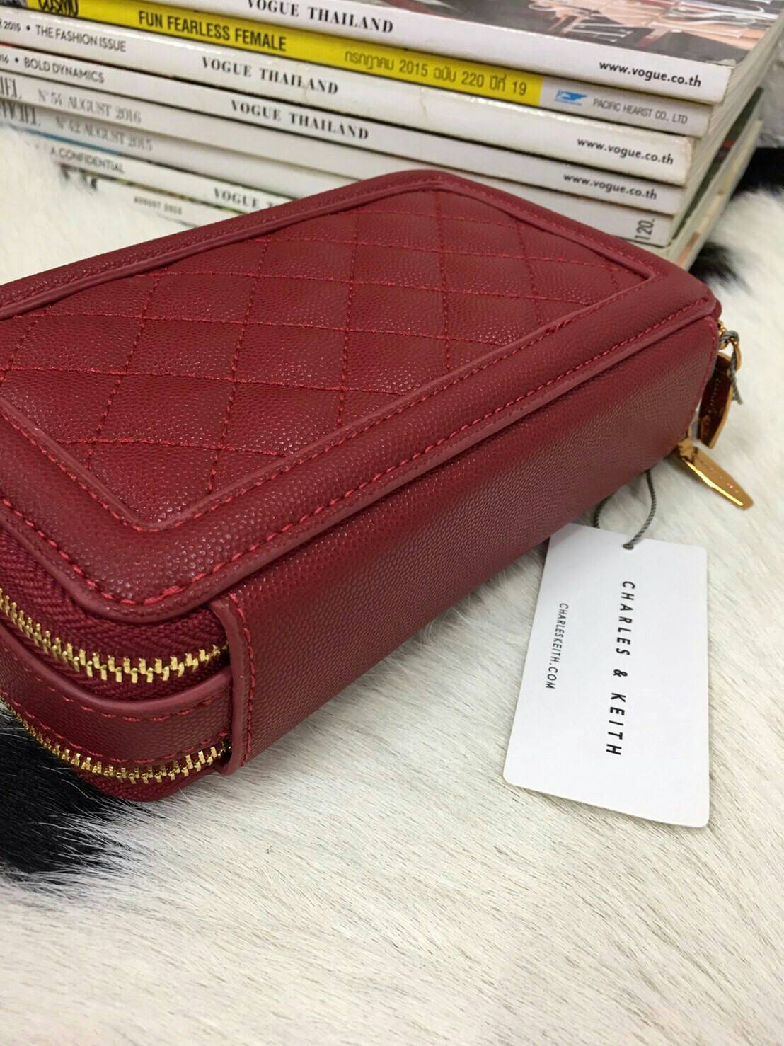 CHARLES & KEITH QUILTED LONG WALLET กระเป๋าเงินทรงคลัช น่ารักลายตารางclassic สุดฮิต มี 2 ซิป ซิปด้านนึงช่องโล่ง ใส่ลิปสิติก มือถือได้ทุกรุ่น และอีกฝั่งซิป มีช่องใส่บัตร ช่องซิปเล็กใส่เหรียญและมีช่องใส่รูป ครบมากก สายสะพายปรับได้ถอดได้ น้ำหนักเบาๆ สะพายไปเ