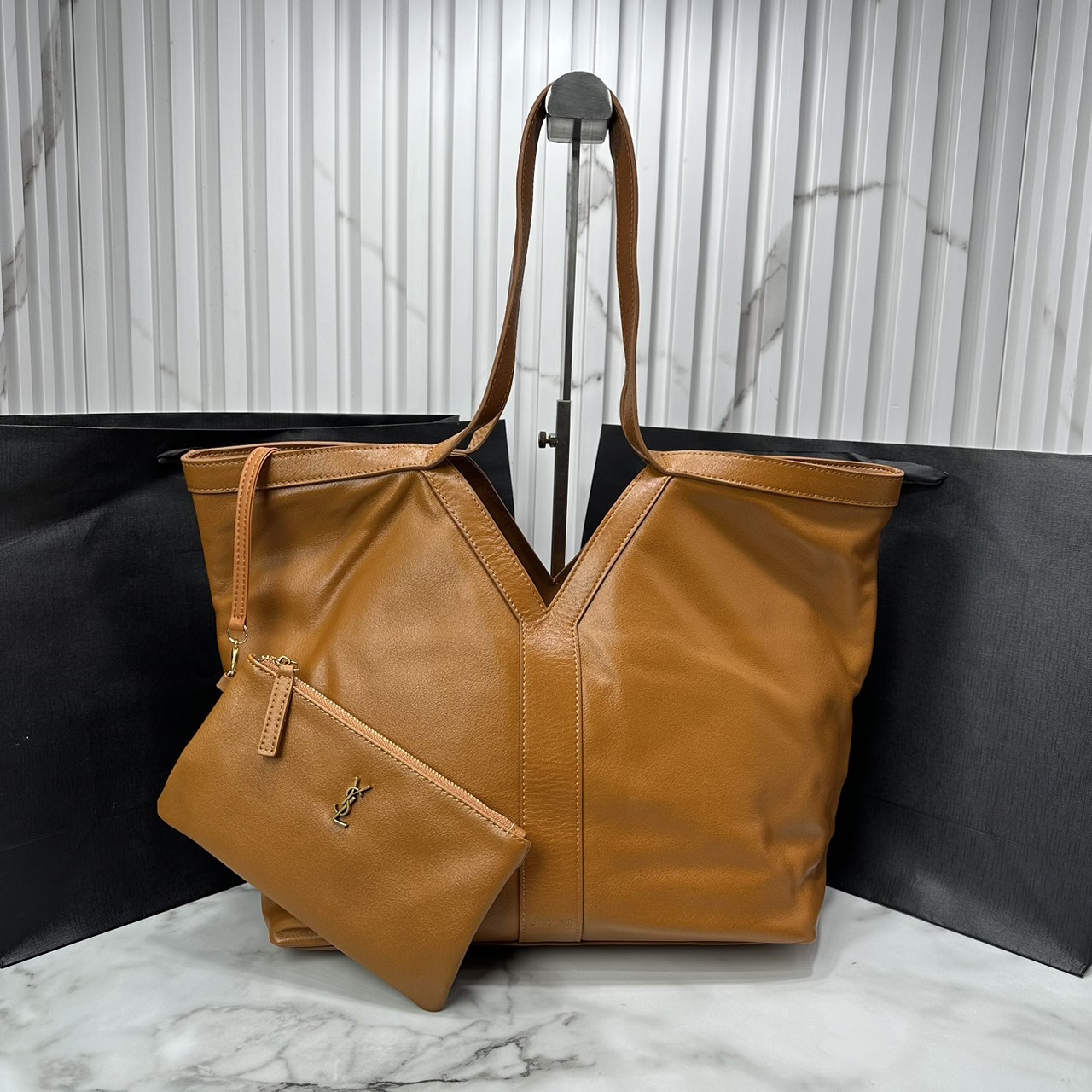 YSL Y TOTE IN LEATHER BAG กระเป๋าสะพายทรงโท้ทใบใหญ่ รุ่นใหม่ล่าสุด งานหนังแท้สวยเต็มใบ ดีไซส์เรียบหรูดูแพงอย่างแท้จริง ภายในโล่งกว้างมาก จุของได้เยอะสุด เอาใจสายแบกแต่ยังคงความหรูไว้ในตัวอย่างแน่นอน