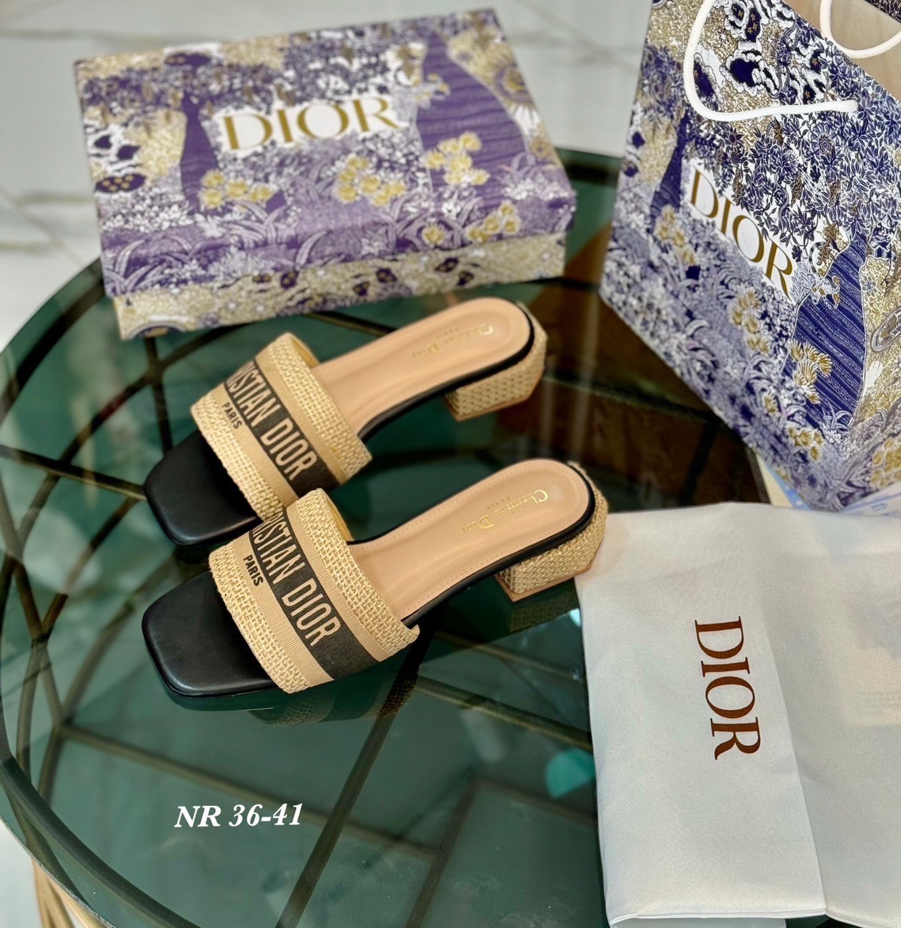 พร้อมส่ง Dior Sandals รองเท้าแตะดิออ รองเท้าส้นเตี้ย เสริมส้น งานคัดเกรดคุณภาพทอละเอียด ปั้มแบรนด์ พื้นยางกันลื่นอย่างดี กระชับเท้า ใส่สบายเดินได้นาน ไม่เจ็บไม่บีบเท้า สวยเกินราคา ภาพถ่ายจากงานจริง สวยตรงปกค่ะ