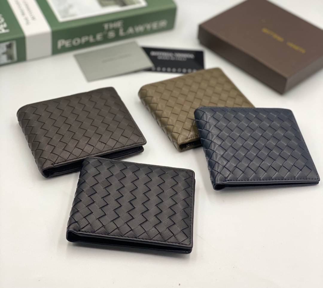 VIP 】หนังแท้ BOTTEGA VENETA WALLET กระเป๋าสตางค์ใบสั้นคุณผู้ชาย รุ่นตามหา มาเท่าไหร่ไม่เคยพอเลยค่า เป็นรุ่นคลาสสิกที่หยิบมาใช้งานได้บ่อยที่สุด งานหนังลูกวัวแท้ทั้งใบสวยมากนะคะ ใช้ทนทานได้นานเลยค่ะ ภาพสินค้าถ่ายจากงานขายจริง พร้อมส่งที่ไทยราคาสุดคุ้มห้ามพล
