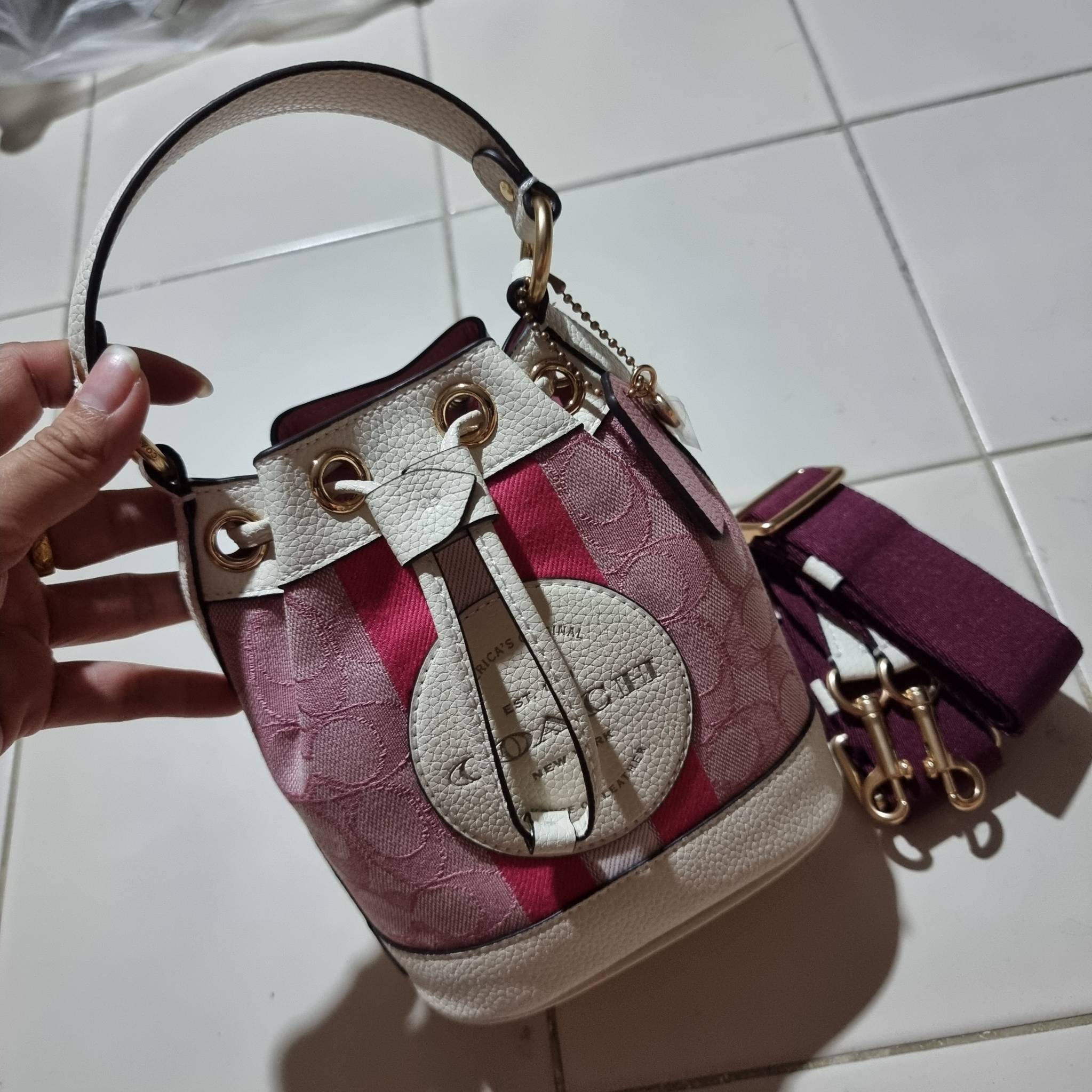 COACH C5121 DEMPSEY 15 DRAWSTRING MINI BUCKET BAG น้องคนสวยมาใหม่จ้า รุ่นใหม่กริ๊บ!! ยังไม่เข้าช็อปไทย ละมุนคุณหนูต้องมาแล้วแหละ กระเป๋าทรงถังไซส์มินิ ใช้งานง่ายด้วยการรูดหนังปิดรอบปากกระเป๋า ทุกอย่างลงตัวที่สุด!! มาพร้อมตัวห้อยรูปหัวใจสีทองกุ๊กกิ๊ก น่ารั