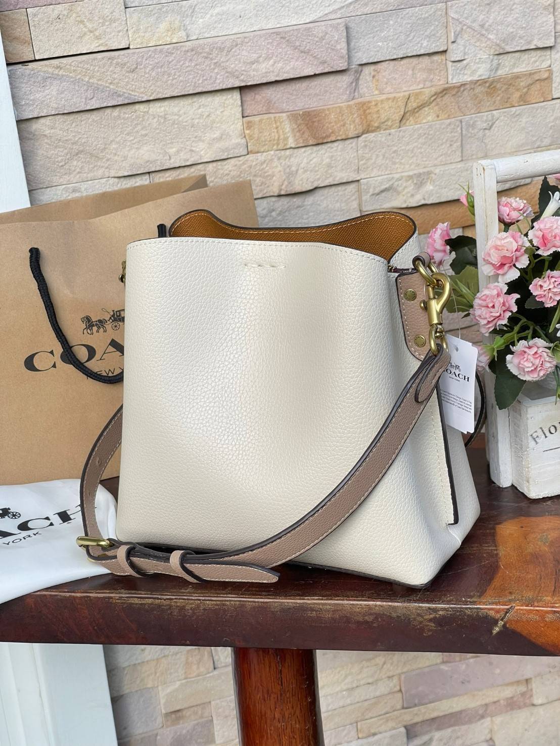 Coach Willow Bucket Bag In Colorblock รุ่นใหม่สุดปัง เป็นกระเป๋าสไตล์ใช้ได้ทุกวัน จุของได้เยอะและน้ำหนักเบา ไซส์กลางใช้หนังลายกรวด มีช่องใส่ของ 2 ช่องและมี 1 ช่องซิปตรงกลางไว้สำหรับใส่ของสำคัญ เปิดปิดแบบ turnlock ถือคล้องแขนหรือสะพายไหล่หรือสะพายข