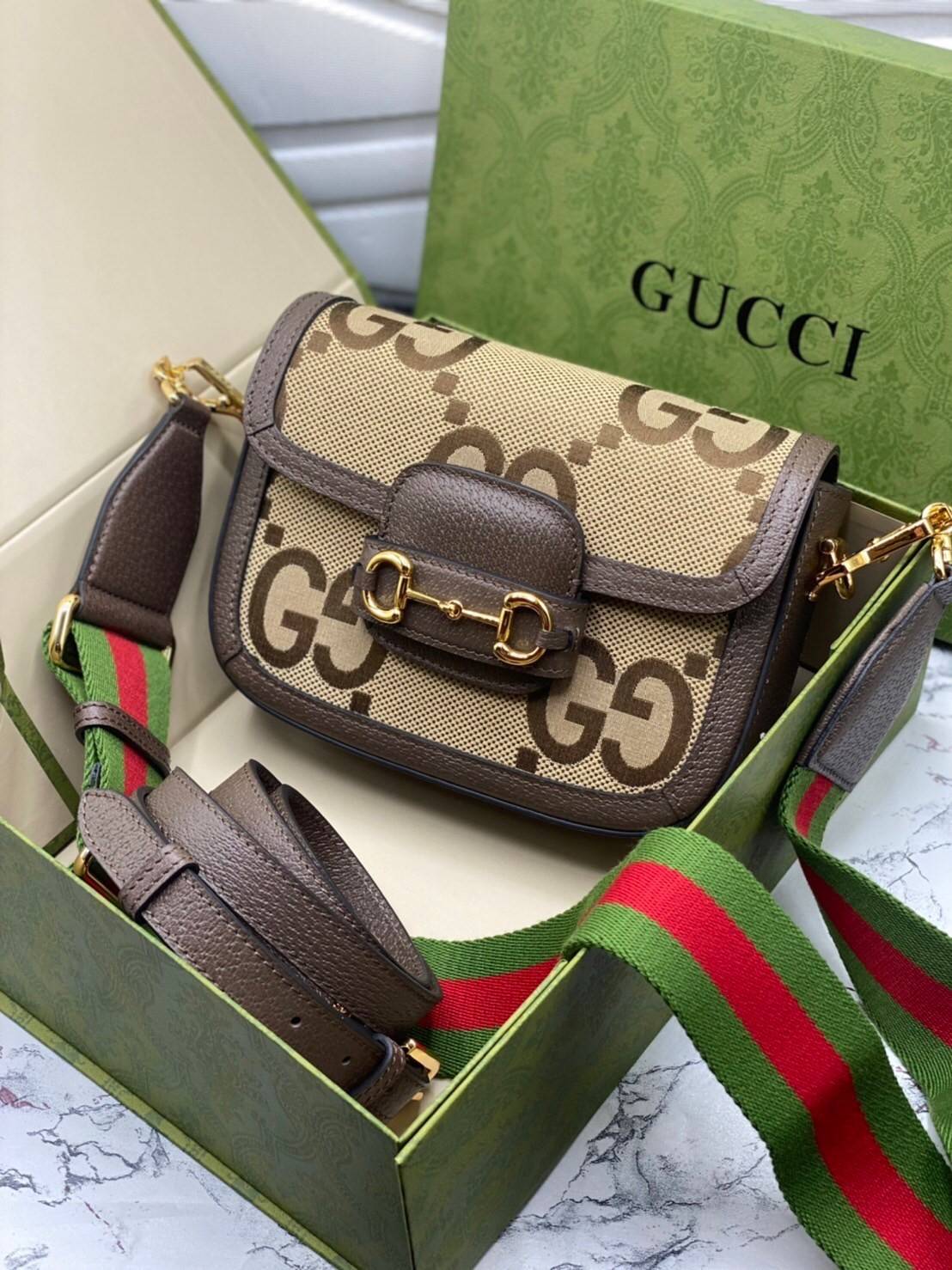 หนังแท้ 】Gucci Horsebit 1955 jumbo GG mini bag 20cm พร้อมส่งที่ไทย เกรดออริจินอล ลายใหม่ Jumbo Double G กระเป๋าสะพายขนาดมินิ โดดเด่นด้วยเว็บเฮาส์สีเขียวและสีแดงอันเป็นเอกลักษณ์ ซึ่งเป็นหัวเข็มขัดแบบร่วมสมัยของกุชชี่จากยุค 70 เสริมการออกแบบแต่ละชิ้นด้วยโลโ