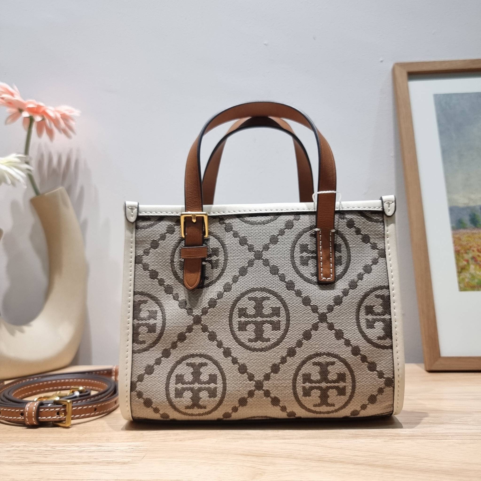 TORY BURCH MINI T MONOGRAM SQUARE TOTE รุ่นใหม่ล่าสุด คิ้วท์กว่าใคร! กับไอเท็มโมโนแกรมสุดฮิต กระเป๋าทรงโท้ทไซส์มินิ น่ารักน่าใช้มากๆ ให้คุณได้เพลิดเพลิน และคล่องตัวมากๆ