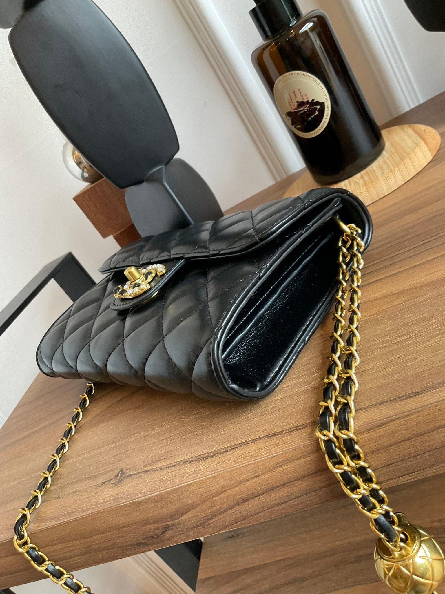 Chanel Golden Ball Flap Bag / CHANEL WOC VIP GIFT CROSSBODY CHAIN BAG กระเป๋าทรงสะพายข้าง ที่กำลังมาแรงมาในตอนนี้ ตัวกระเป๋าเป็นกระเป๋าสตางค์หนังพียูพรีเมี่ยม อะไหล่ทองวินเทจทั้งใบ ด้านหน้าประดับโลโก้พร้อมมุก CC สุดหรู เปิดปิดด้วยตัวหมุนล็อค แบ่งช่องใส่ขอ