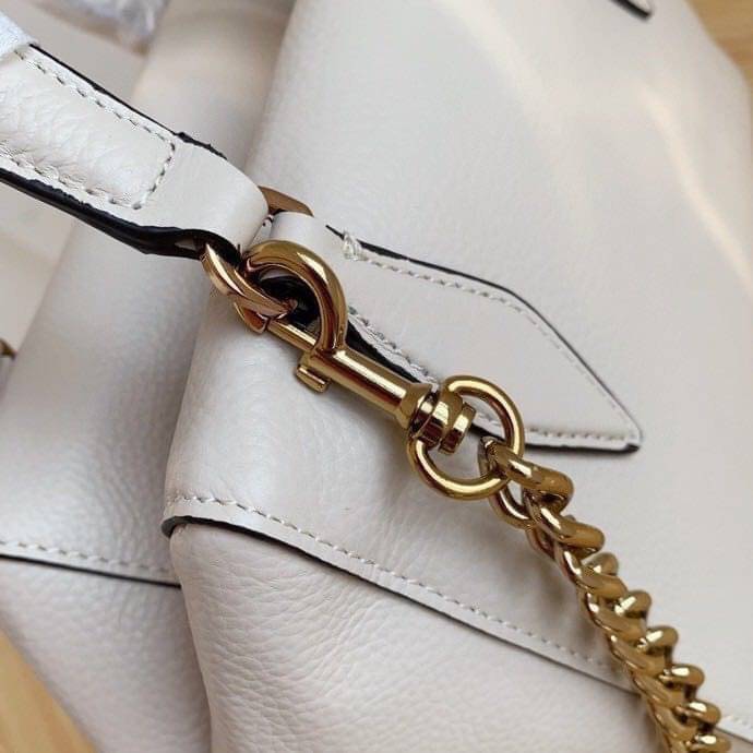 TORY BURCH KIRA PEBBLED SATCHEL BAG รุ่น 74650 กระเป๋าสะพาย Crossbody หนัง togo อะไหล่ทอง ทรงสวยสุดฮิต เป็นรูปทรงใหม่ มาแรงที่สุดในตอนนี้!! สัมผัสนุ่มมือ ตั้งอยู่ทรง ออกแบบเก๋ไก๋ สามารถปรับใช้ได้ 2 แบบ ไม่เหมือนใคร เปิดปิดด้วยซิป ภายในบุผ้าอย่างดี ช่องหลั