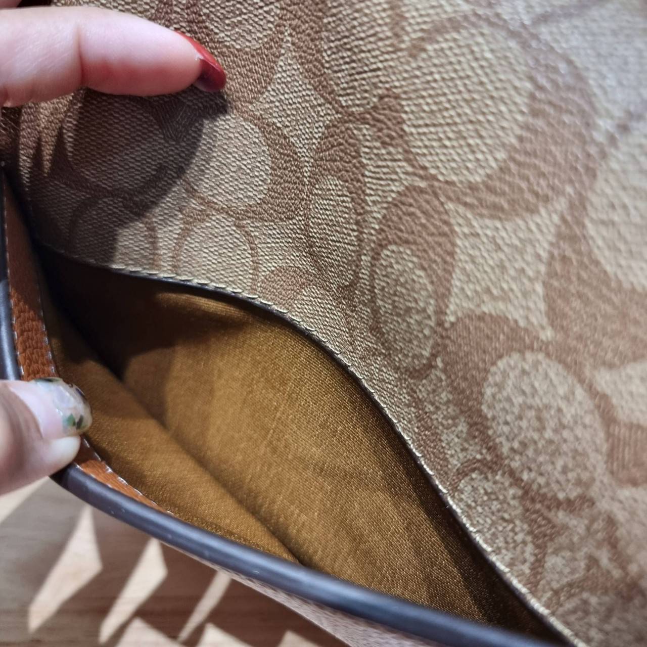 OACH LOGAN MESSENGER IN SIGNATURE CH483 CH252 กระเป๋าสะพาย รุ่นใหม่ สไตล์สปอร์ต ดีไซน์สวย ขนาดกำลังดีคล่องตัว สายสะพายเส้นใหญ่ทนทาน