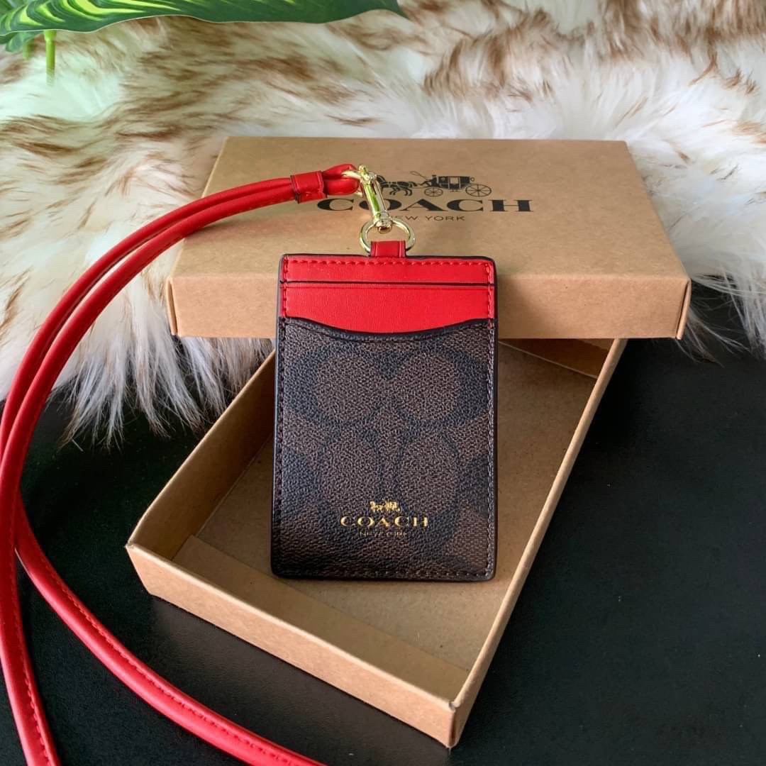 COACH F63274 ID LANYARD IN SIGNATURE COATED CANVAS กระเป๋าใส่บัตรคล้องคอ ลาย C ทั้งใบ ด้านหน้าตกแต่งชื่อแบรนด์ สวยมากกก ใส่บัตรพนักงาน และบัตรต่างๆ มาพร้อมสายคล้องคอ สายถอดออกได้ ตัวกระเป๋ามี 3 ช่องค่ะ