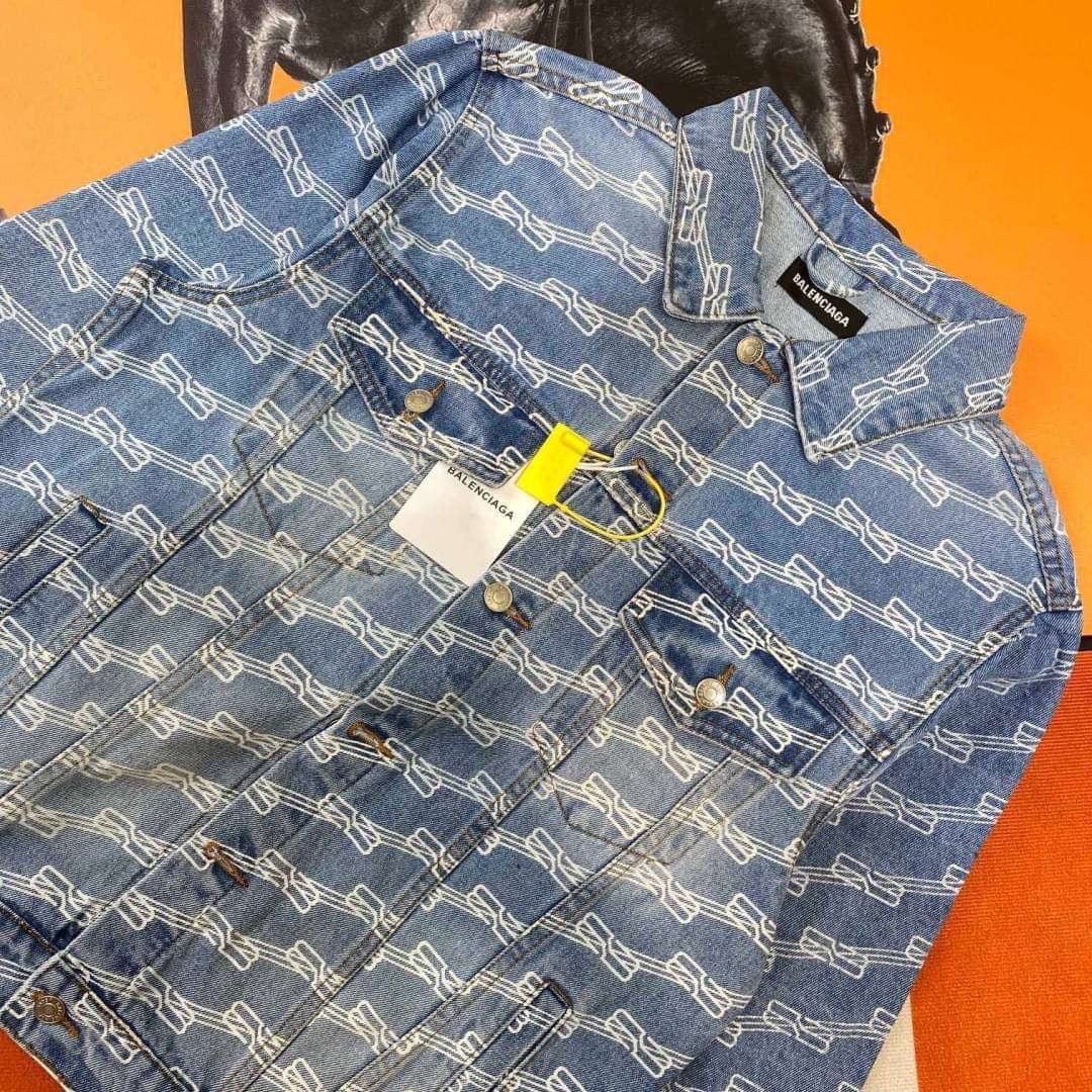 Balenciaga logo denim jacket / BALENCIAGA Jacket เกรดออริจินอล มีป้ายแท็กที่คอเสื้อ ใส่ได้ทั้งผู้หญิงผู้ชาย พร้อมส่งที่ไทย ภาพสินค้าถ่ายจากงานขายจริง ใช้งานต่างประเทศได้