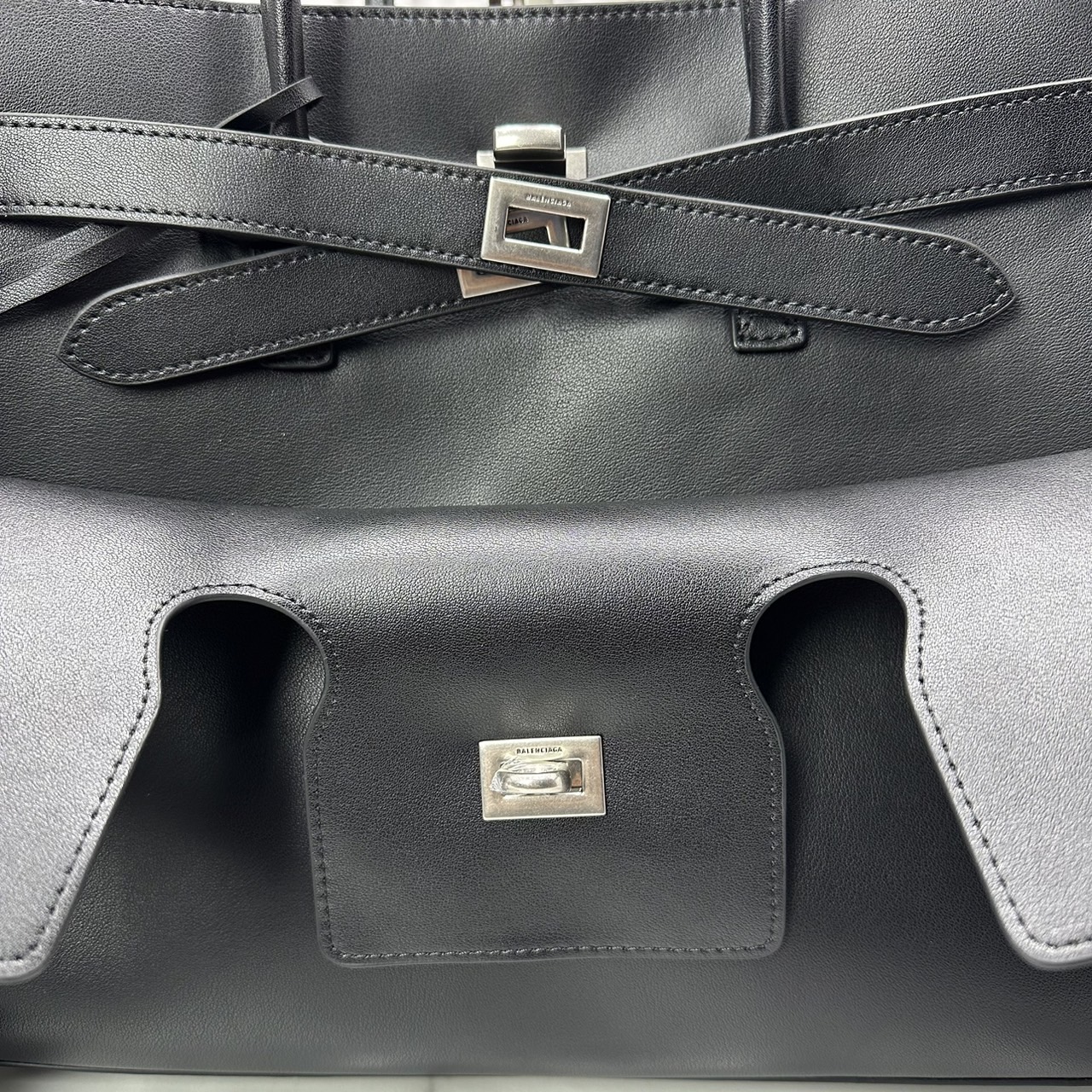 Balenciaga Bel Air Medium Carry All Bag / medium leather tote bag 35cm ที่สุดของไฮแบรนด์สุดไอคอนิค ด้วยกระเป๋าสะพายทรงโท้ทใบใหญ่ ดีไซส์เป็นเอกลักษณ์ งานหนังเต็มใบสวยมาก