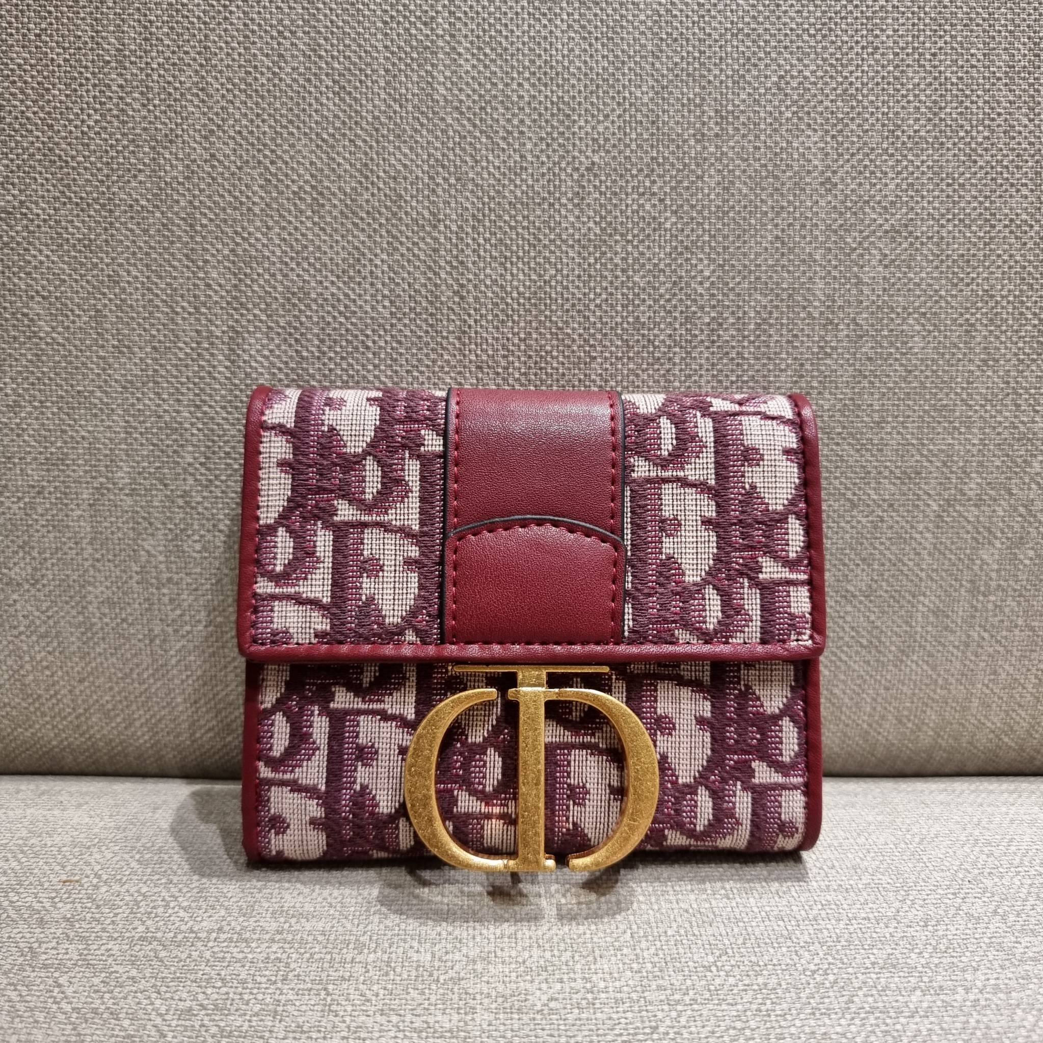 VIP 】CD TRIFOLD WALLET WITH GWP ที่สุดของความคลาสสิค กระเป๋าสตางค์ใบสั้นแบบพับ พรีเมี่ยมกิ๊ฟจากเคาน์เตอร์ วัสดุผ้าแคนวาสปักลาย สลับหนังแท้ภายใน โลโก้สีทองเหลือง สวยวินเทจ โดดเด่นเป็นเอกลักษณ์ ภายในมีช่องใส่บัตร ใส่ธนบัตร ใส่เหรียญได้ คัดมาให้แบบปังๆ ต้องจ