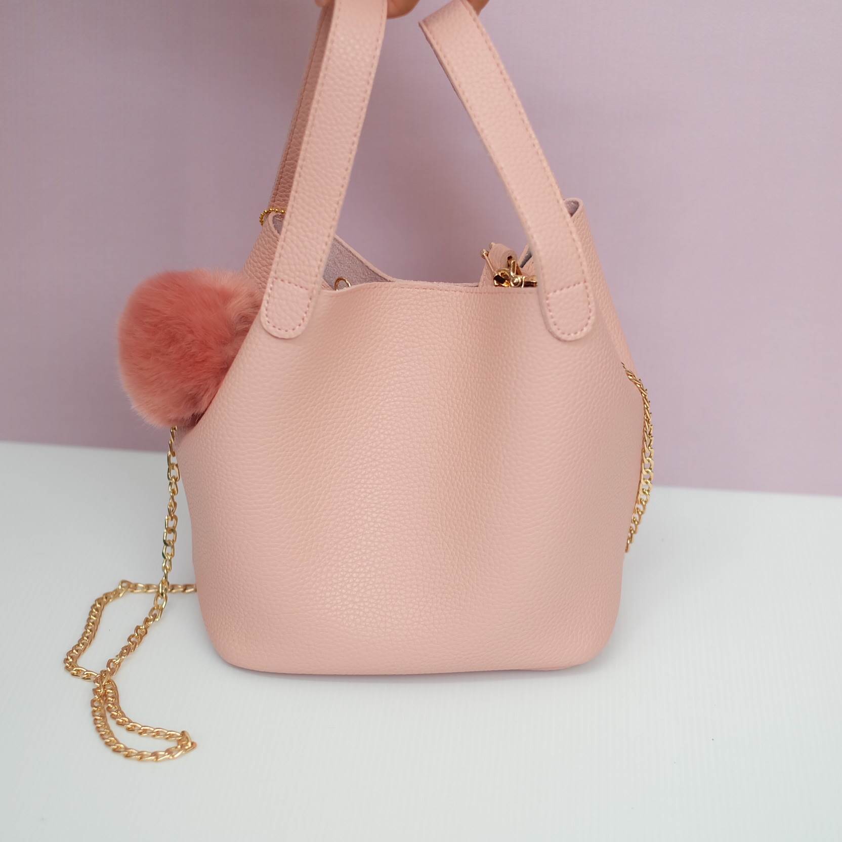 รุ่นใหม่ล่าสุดจาก แบรนด์ Berke สวย หรู เวอร์วัง อีกแล้วค่า กับกระเป๋า 2 in 1 ปรับเก็บทรง ได้ถึง 2 แบบ มาพร้อมพวงกุญแจ ปอมปอม ฟรุ้งฟริ้ง น่ารักมาก คะ ตัวกระเป๋าเป็นหนัง PU อย่างดี เนื้อนิ่ม สามารถสะพายได้หลายรูปแบบ มีสายยาวให้คะ ใบนี้บอกเลย สวย คุ้มเกินราค