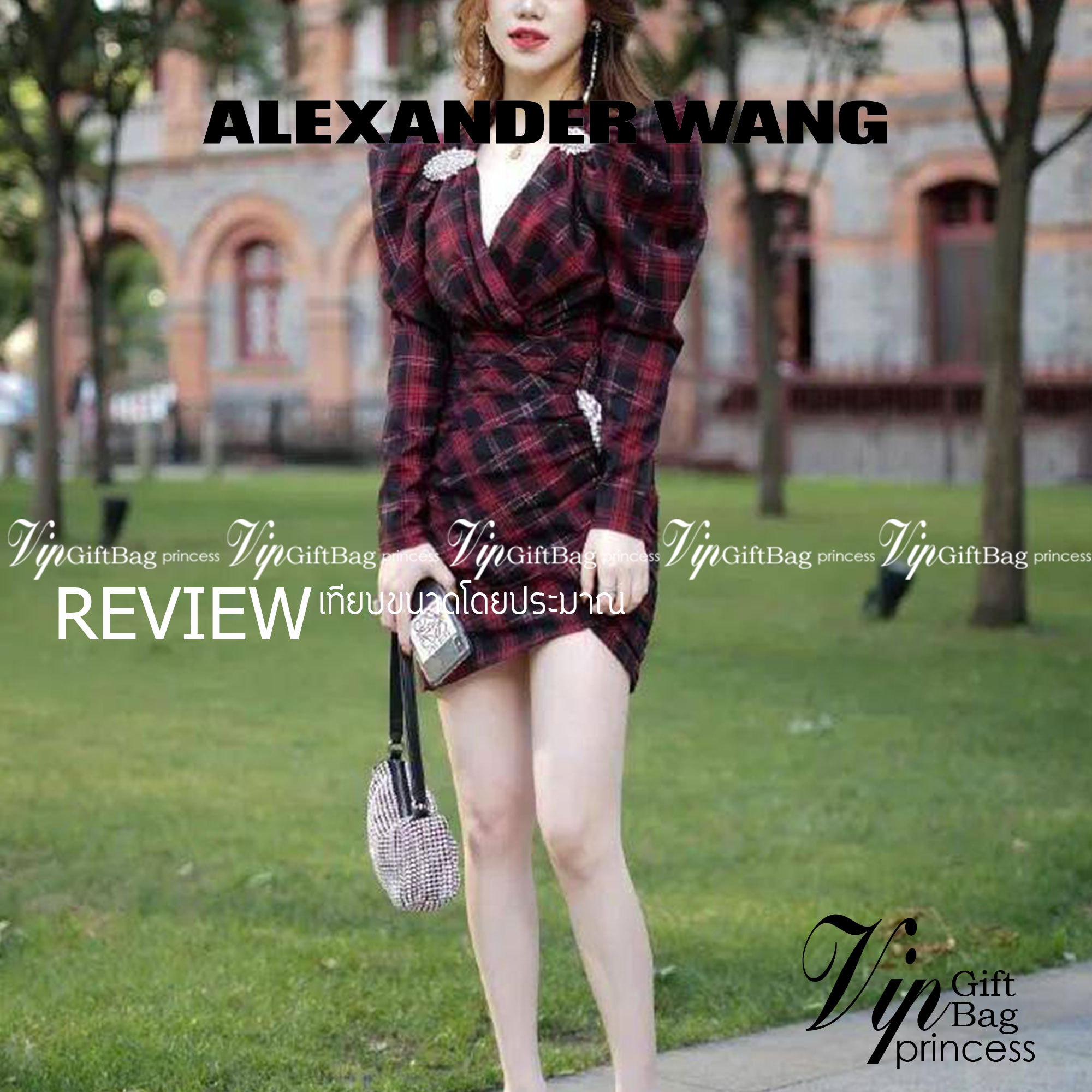 ALEXANDER WANG HEIRESS POUCH IN RHINESTONE MESH จัดให้แบบสุดตัว กับไอเท็มที่สาวๆต่างเรียกร้อง กับกระเป๋าพอชตกแต่งพลอยเทียม หรูหรา โดดเด่น ดูแพง ด้วยการตัดเย็บเรียงร้อยลงบนตาข่ายเนื้อละเอียด ทำให้ดูดีมีราคางดงามจริงๆ เปิด-ปิดด้วยซิป ขนาดกำลังสวย ภายในเป็นช