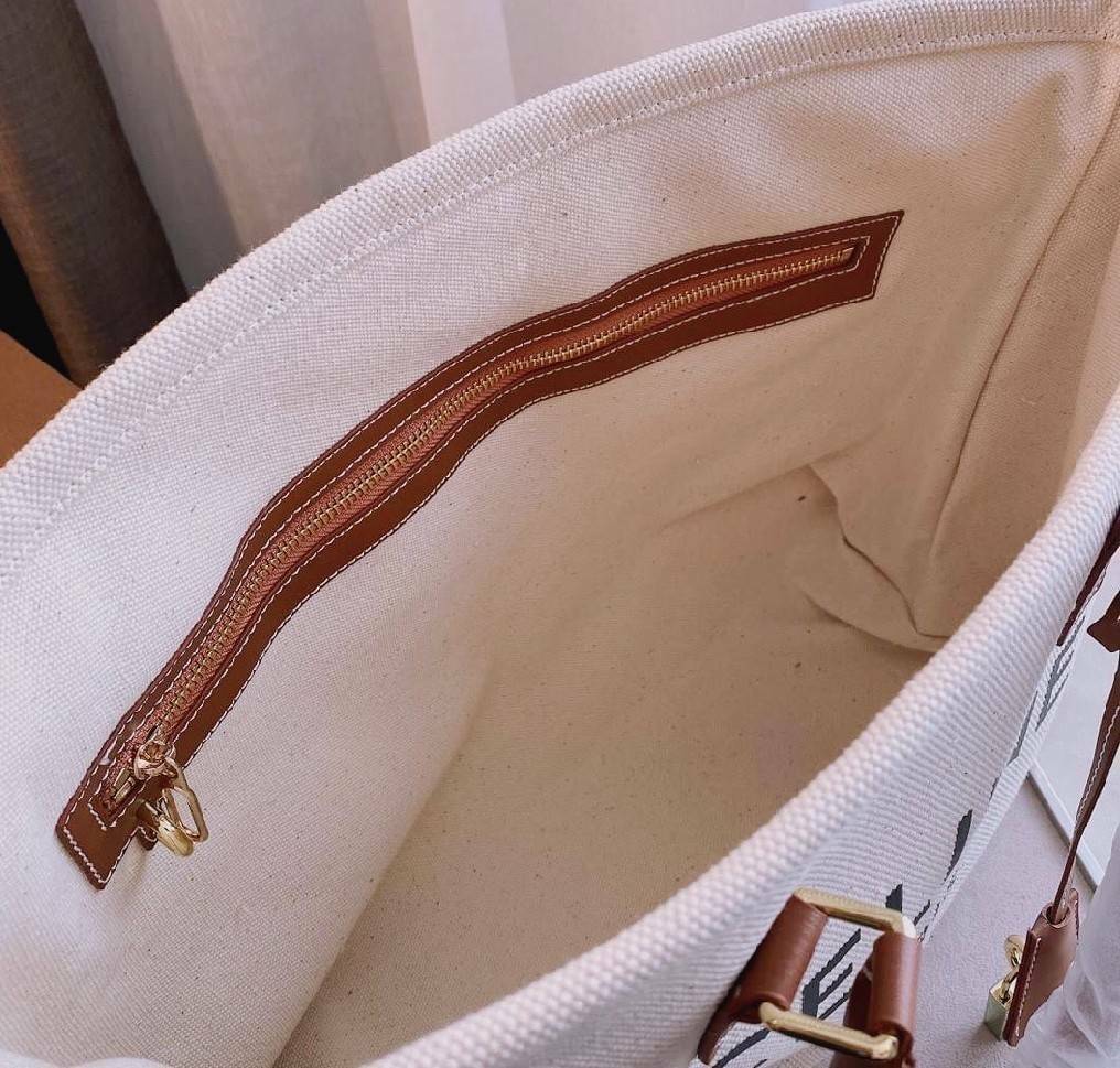 CELINE PHANTOM TOTE BAG VIP GIFT WITH PURCHASE (GWP) พรีเมี่ยมกิ๊ฟ Limited Edition จาก CELINE PERFUME DUTYFREE COUNTER วัสดุ Canvas & Grained cowhide ดีไซน์ทรง Shopping ขนาดใหญ่กำลังดี เนื้อหนาแข็งแรง น้ำหนักเบา โดดเด่นที่ห้อยTagแม่กุญแจอะไหล่ทองสามารถใช้