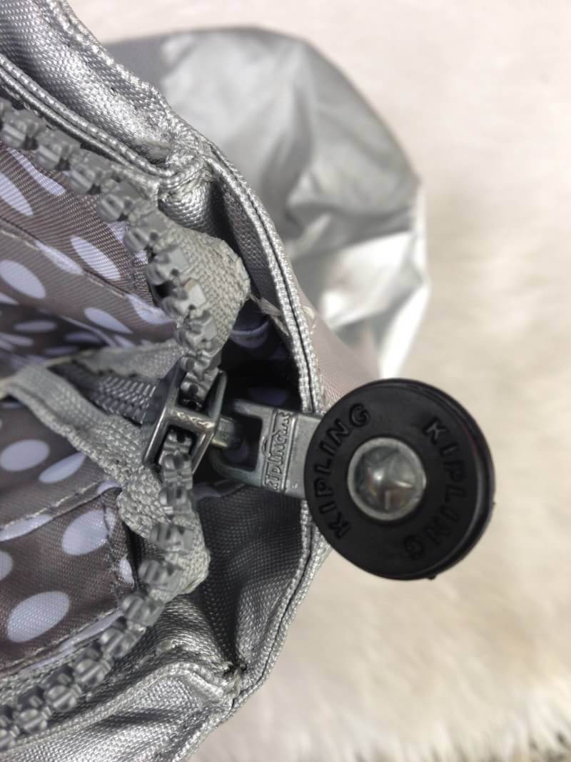 Kipling รุ่น Cicele กระเป๋าสะพายไหล่ใบใหญ่ สวยน่ารัก ตัวกระเป๋าด้านในเป็นช่องโล่งแบบปิดเปิดด้วยซิป มีช่องซิปด้านใน ด้านข้างกระเป๋า มี 2 ช่อง ปิดเปิด ด้วยเทป พร้อมที่ใส่โทรศัพท์ ปากกา และ MP 3 ในส่วนด้านใน และ ด้านข้างกระเป๋า ซ้าย-ขวา เป็นช่องขนาดเล็กสำหรั