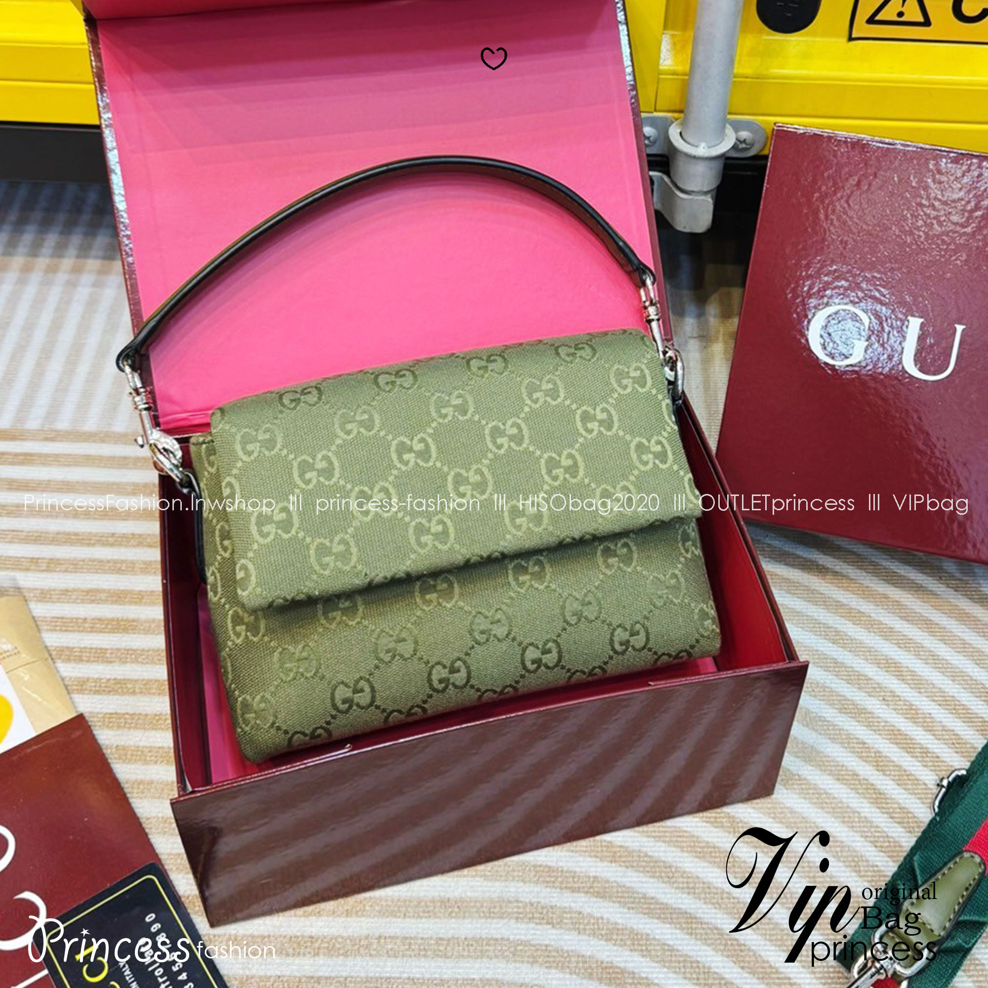 GUCCI GG canvas small crossbody bag กระเป๋าสะพายทรงใหม่เรียบง่าย ที่สุดของความคลาสสิค ด้านหลังมีช่องเก็บแต่งหนังปั้มแบรนด์สวยหรูโดดเด่น เป็น Unisex ใช้งานได้ทั้งชายหญิง