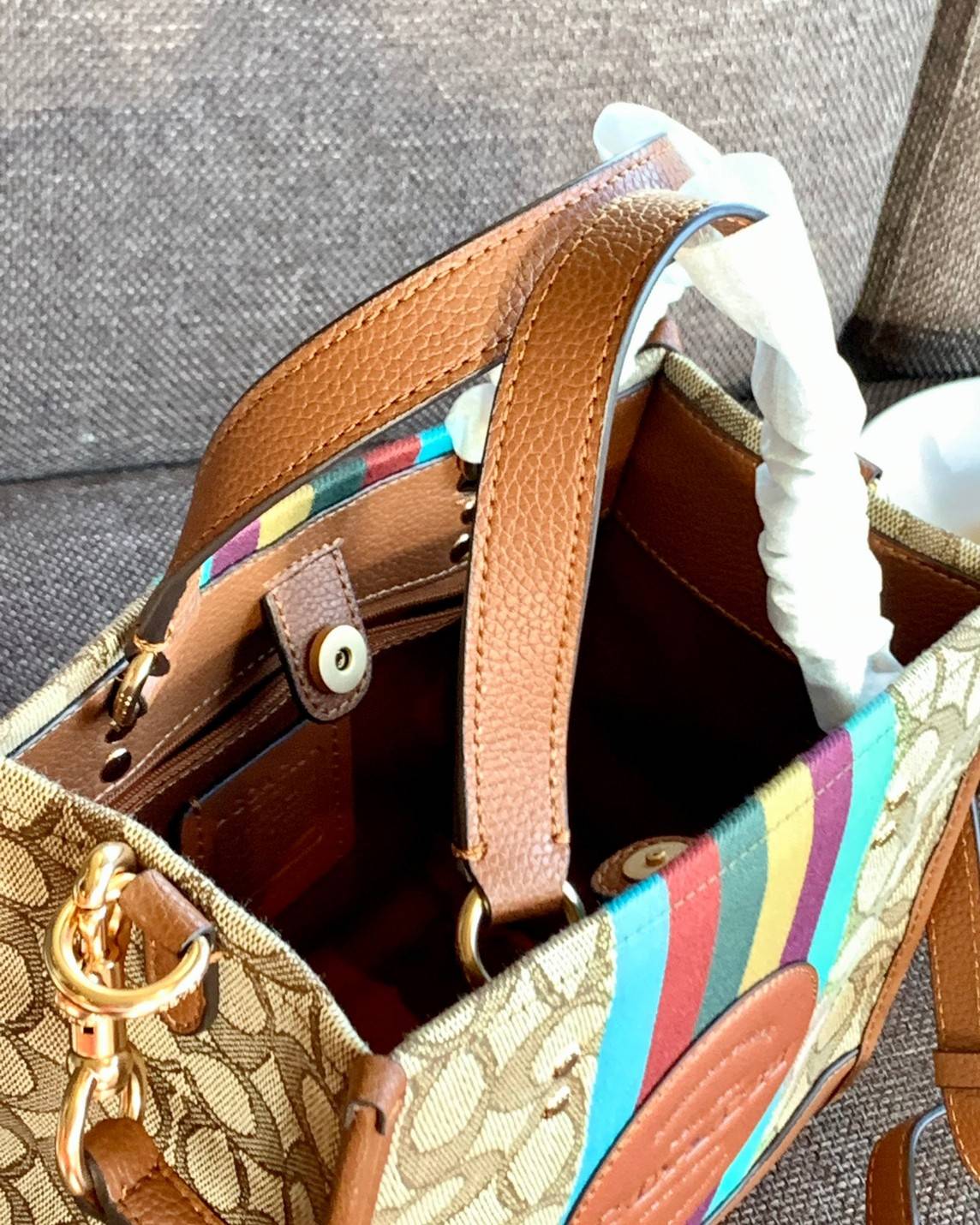 สวยๆอย่างนี้อดใจยังไงไหว!! Coach Dempsey Tote 21 In Signature Jacquard With Stripe And Coach Patch ((C5637)) ✈️พร้อมส่งความสวย! คุณภาพจัดเต็มเลยค่ะ กระเป๋าทรงTote ไซด์กลางๆ วัสดุ Jackquard+หนังแท้ ได้ลงตัวสวยงาม 🔺สีคอลเลคชั่นใหม่ล่าสุด! ด้า