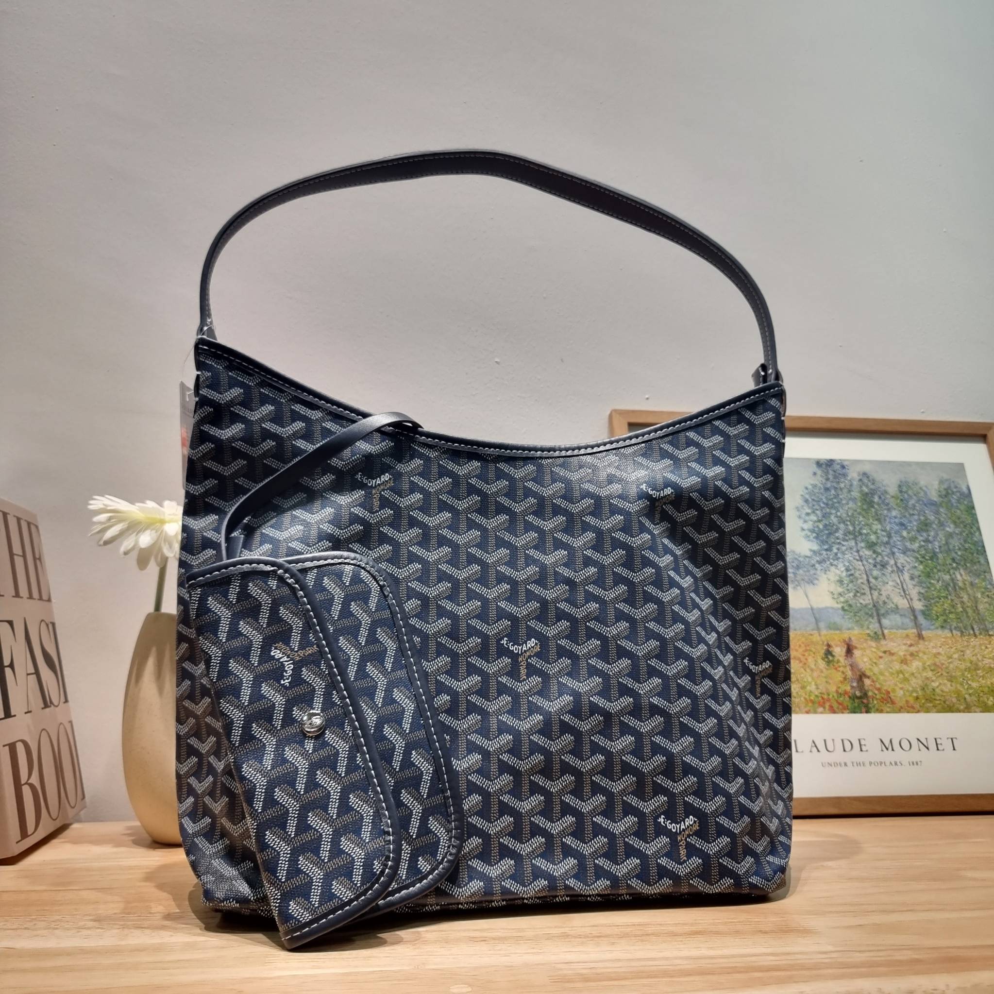 GOYARD BOHEME HOBO BAG / GOYARD HOBO กระเป๋าสะพายทรงโฮโบ ใบใหญ่จุใจ!! มาครบสีขายดี เลิศทุกสี รูปทรงคลาสสิค ดีไซน์เป็นเอกลักษณ์ วัสดุหนังแคนวาสพิมพ์ลายสวยคม ปากกระเป๋ามีซิปเปิด-ปิดกันของหล่นได้ ภายในโล่งกว้างมาก มาพร้อมสายคล้องในตัว ทนทาน สะพายสวยๆได้ทุกวั