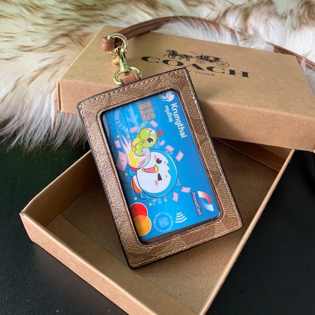 COACH F63274 ID LANYARD IN SIGNATURE COATED CANVAS กระเป๋าใส่บัตรคล้องคอ ลาย C ทั้งใบ ด้านหน้าตกแต่งชื่อแบรนด์ สวยมากกก ใส่บัตรพนักงาน และบัตรต่างๆ มาพร้อมสายคล้องคอ สายถอดออกได้ ตัวกระเป๋ามี 3 ช่องค่ะ