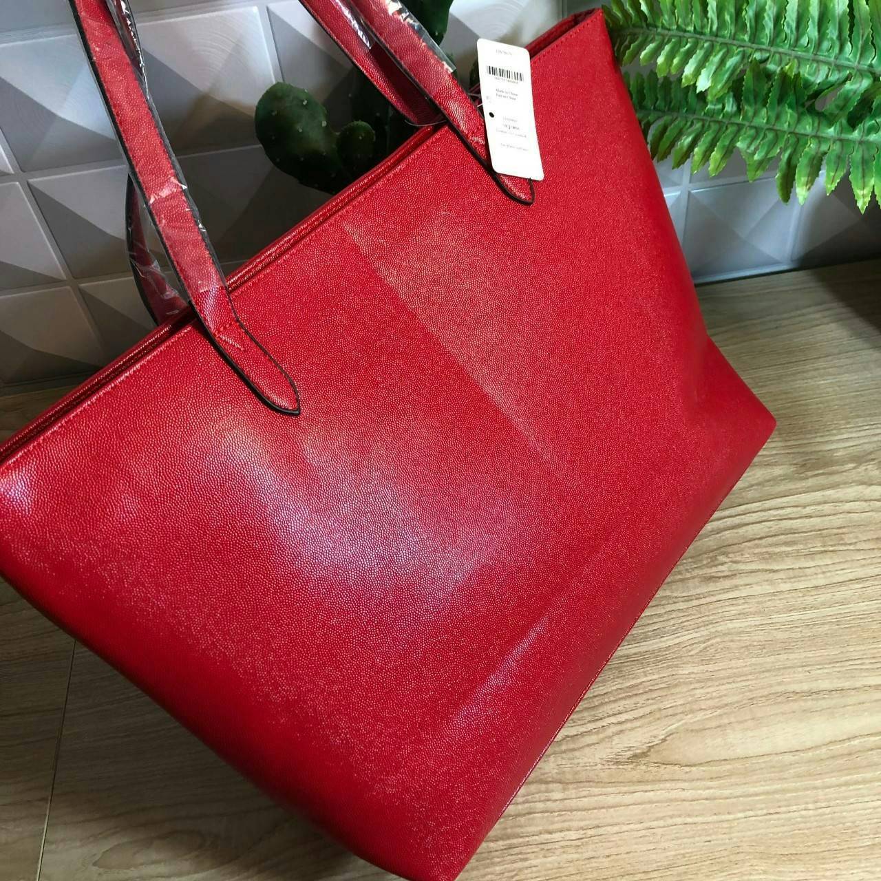 Victoria’s Secret Tote Bag 2019 กระเป๋าถือหรือสะพายลายหนังคาเวียร์ สวยด้านหน้าประดับด้วยโลโก้ ตัวกระเป๋าแต่งด้วยลายปักสวยเก๋ ปากกระเป๋าเปิดปิดด้วยซิปสะดวกใช้ ภายในมีช่องโล่งและช่องเล็กไว้แบ่งเก็บของ ใส่หนังสือ เอกสาร A4 Notebook ipad กระเป๋าสตางค์ ของใช้ไ