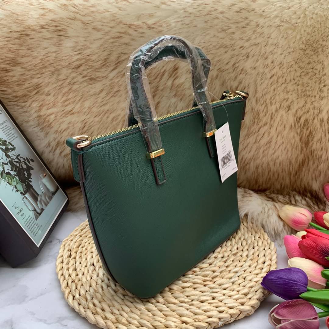 ของแท้ 💯% Kate Spade New York Cross Body Bag กระเป๋าถือหรือสะพาย หนัง Saffiano ภายในมีช่องซิปและช่องเล็ก มีหมุดรองฐานกันรอย 4 มุม อะไหล่ทองทั้งใบ ขนาดกำลังดี ใส่กระเป๋าสตางค์ยาวได้ค่ะ