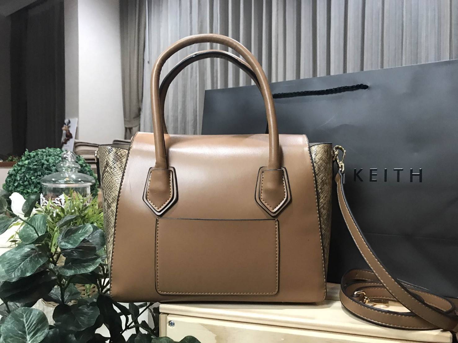 Don't Miss! CHARLES & KEITH DOUBLE ZIP STRUCTURED BAG กระเป๋าถือหรือสะพายรุ่นยอดนิยมขนาดใหญ่กำลังดี หนังเรียบสวยอยู่ทรงด้านหน้ามีโลโก้แบรนด์อะไหล่ทองนูน เปิดปิดด้วยซิป ภายในกว้างจุของได้เยอะ ใส่ Ipad กระเป๋าสตางค์ หนังสือ ของใช้ได้จุ มาพร้อมสายสะพายย