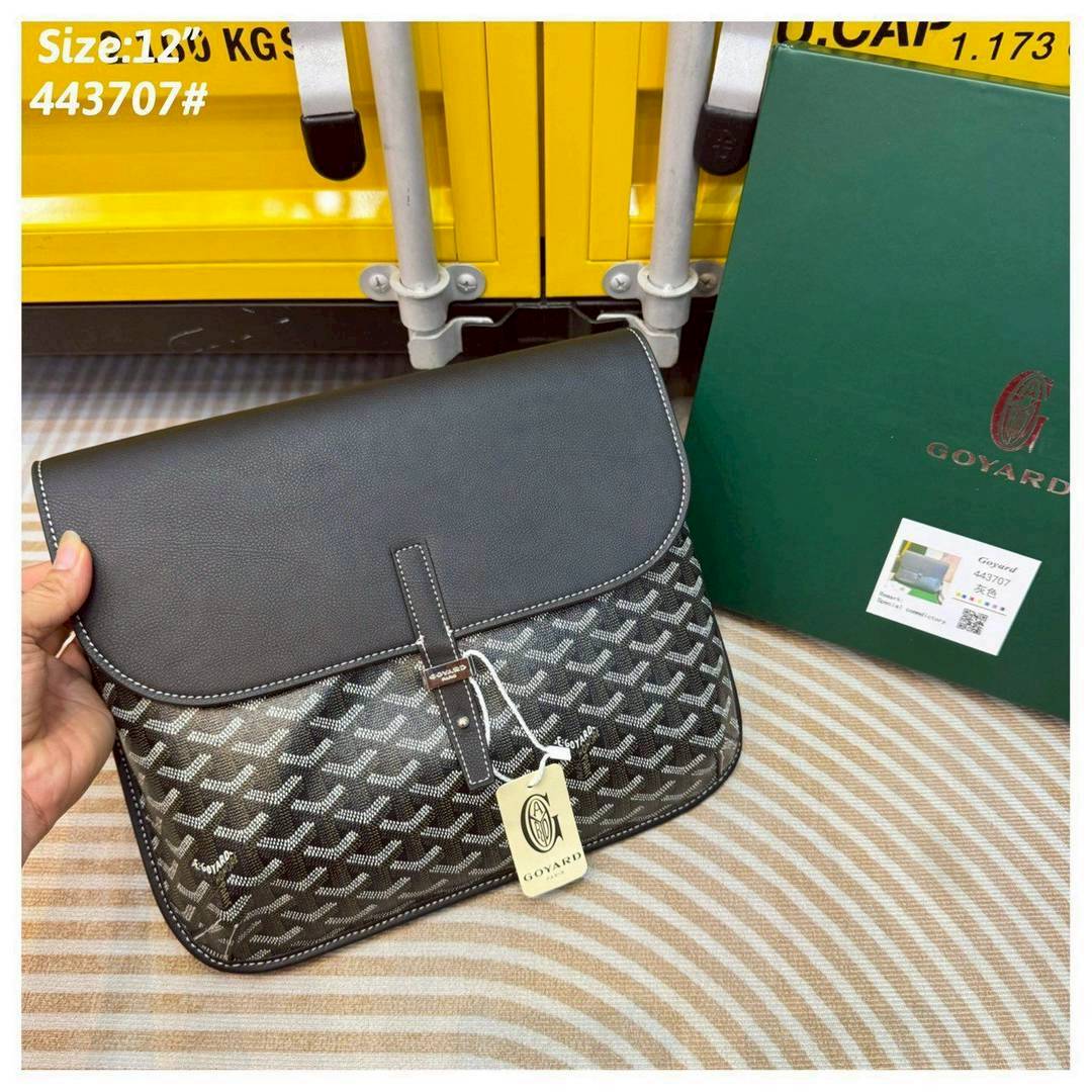 Goyard Coursier Messenger bag กระเป๋าแมสเซ็นเจอร์ดีไซน์ใหม่ กะทัดรัดใช้งานได้อย่างคล่องตัว เหมาะมากสำหรับสายสปอร์ต ที่สุดของความหรูตอบโจทย์การใช้งาน ใบจริงสวยงามตามรูปค่ะ