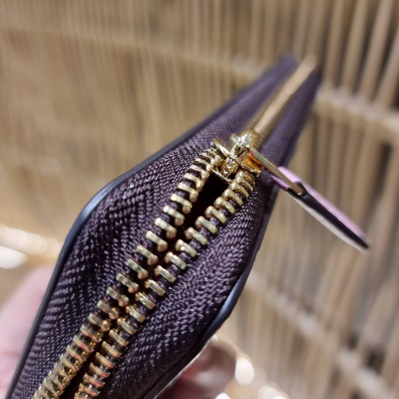 COACH ACCORDION ZIP WALLET IN SIGNATURE CANVAS WITH PRAIRIE ROSE / JUMBO FLORAL / CAMO ROSE FLORAL / MEDLEY BOUQUET PRINT ((F31572/F39189/F26290/F2859)) สวยคลาสสิคไม่มีใครเกิน!! กระเป๋าสตางค์ใบยาว ลวดลายสวย สีสันโดดเด่น วัสดุหนังแคนวาสเคลือบ เปิด-ปิดด้วยซ