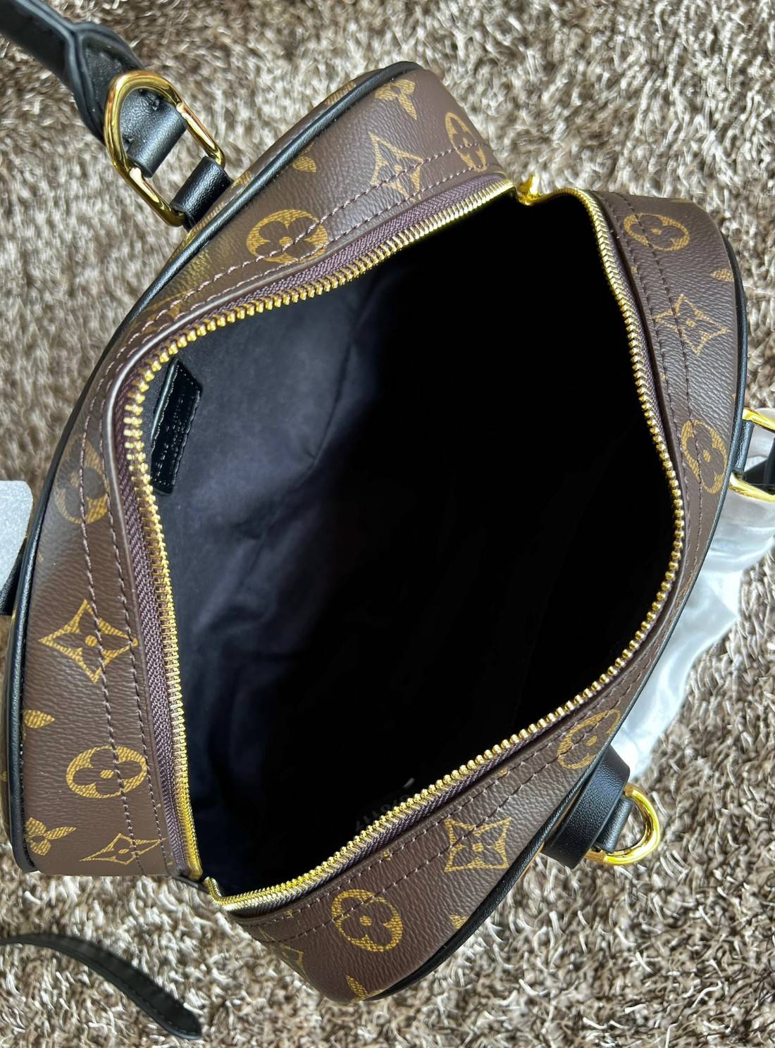 ORI หนังแท้ | LV x TM Handbag East West Murakami ซีซั่นนี้จะเป็นรุ่นไหนไปไม่ได้นอกจากรุ่นใหม่ล่าสุด พิมพ์ลายโมโนแกรมทั้งใบทรงล้ำสมัย หนังแท้นิ่มอย่างดี ประดับด้วยหมุดโลหะสีทองสุดหรูค่ะ