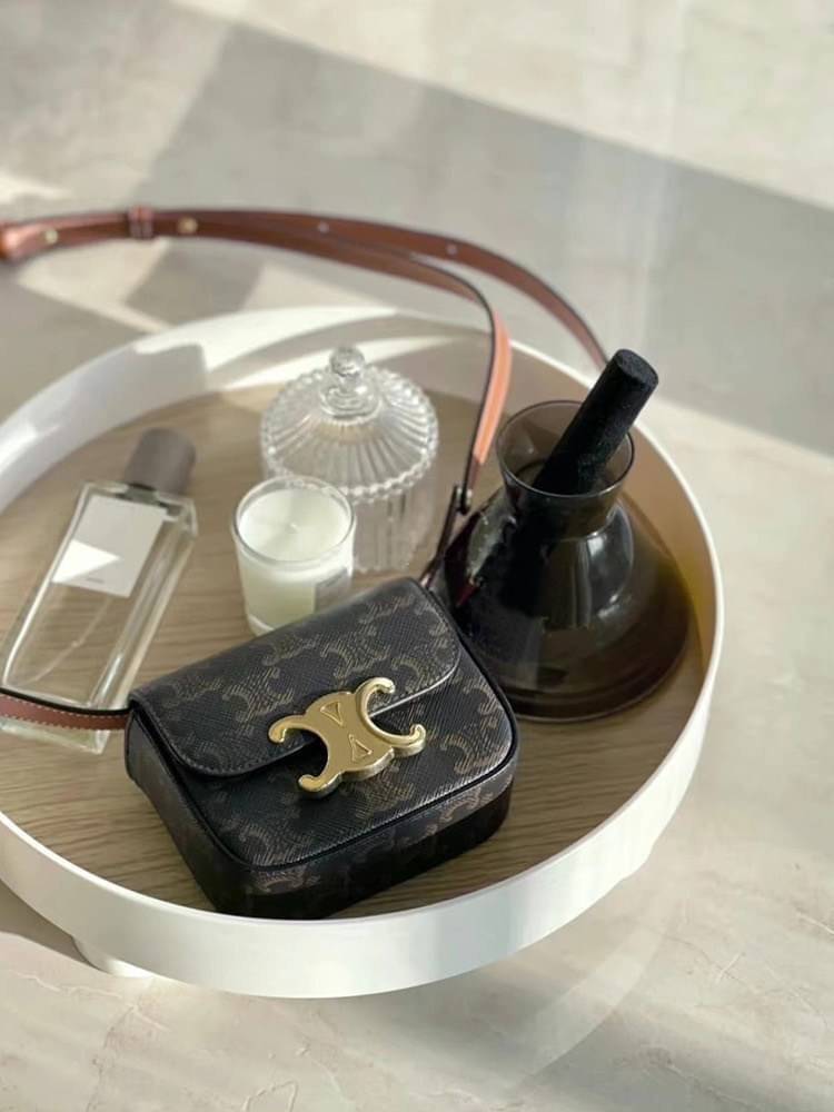 CELINE MINI TRIOMPHE IN TRIOMPHE CANVAS กระเป๋ามินิทรงชิค ดีไซน์รูปกล่องสุดแสนมินิมอล สามารถสะพายแบบ Crossbody และยังเป็น Belt Bagได้อีกด้วย วัสดุแคนวาสลาย Triomphe แบบไม่มีตกยุค ด้านหน้าโดดเด่นด้วยโลโก้สีทอง เป็นอีกหนึ่งตัวเลือกให้คุณเลือกสะพายในชีวิตประ