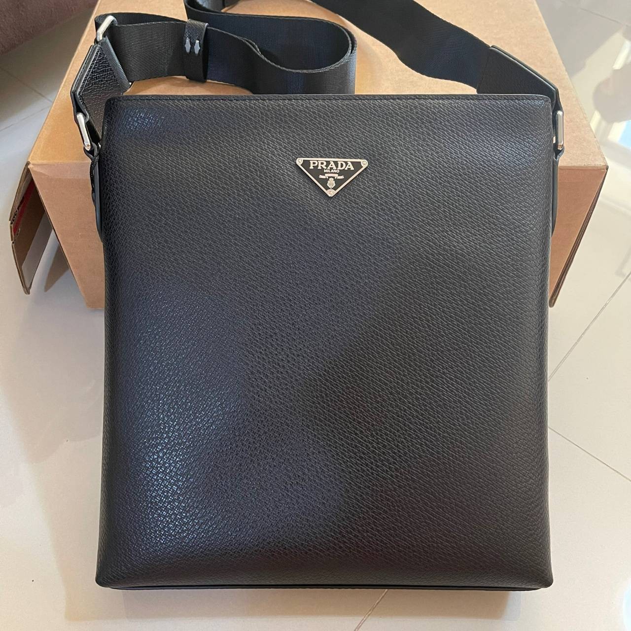 หนังแท้ PRADA SAFFIANO MAN BAG รุ่นตามหา Rare item!! กระเป๋าสะพายข้างคุณผู้ชาย งานสวยมาก เป็นหนังแท้ทั้งใบ ใส่ ipad ได้ จุของได้เยอะพอสมควรเลยค่ะ งานเรียบแต่หรูสุดๆ คุณภาพเกินราคาจริงๆ ค่าา