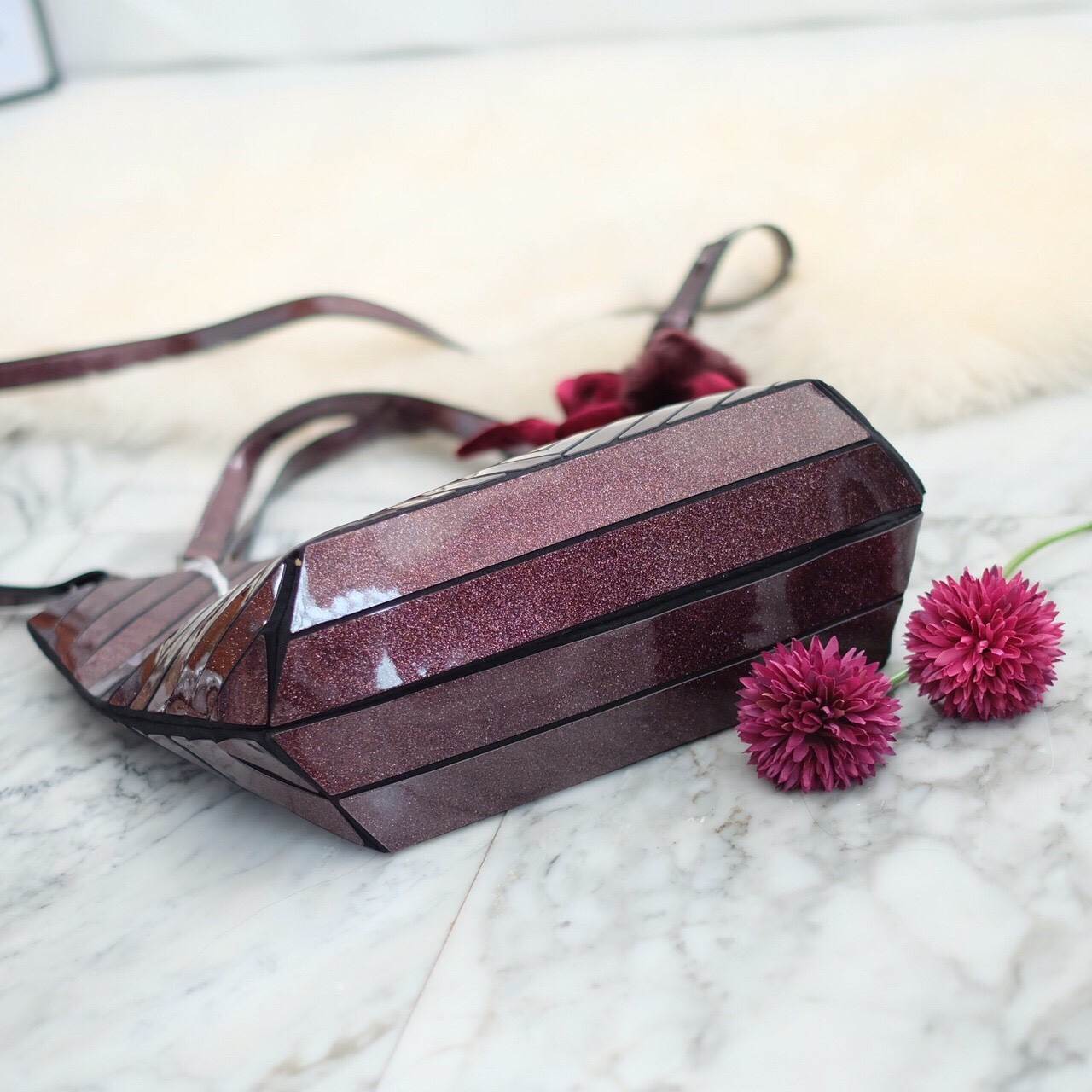 สีใหม่ Cranberry สวย มาก ตัวกระเป๋ามี กลิ้ตเตอร์ วิ้งๆ ทำให้โดดเด่น ลาย Limited edition หายาก 👍ปรับทรงได้ 2 แบบ น่ารักมาก สวยที่สุด มาพร้อมกระต่ายเข้า set เลิศคะ กระเป๋า จากแบรนด์ David Jones กระเป๋าสะพายข้างดีไซน์เกร๋มาก สีสวยหรูมาก ขนาดกะลังดีเล