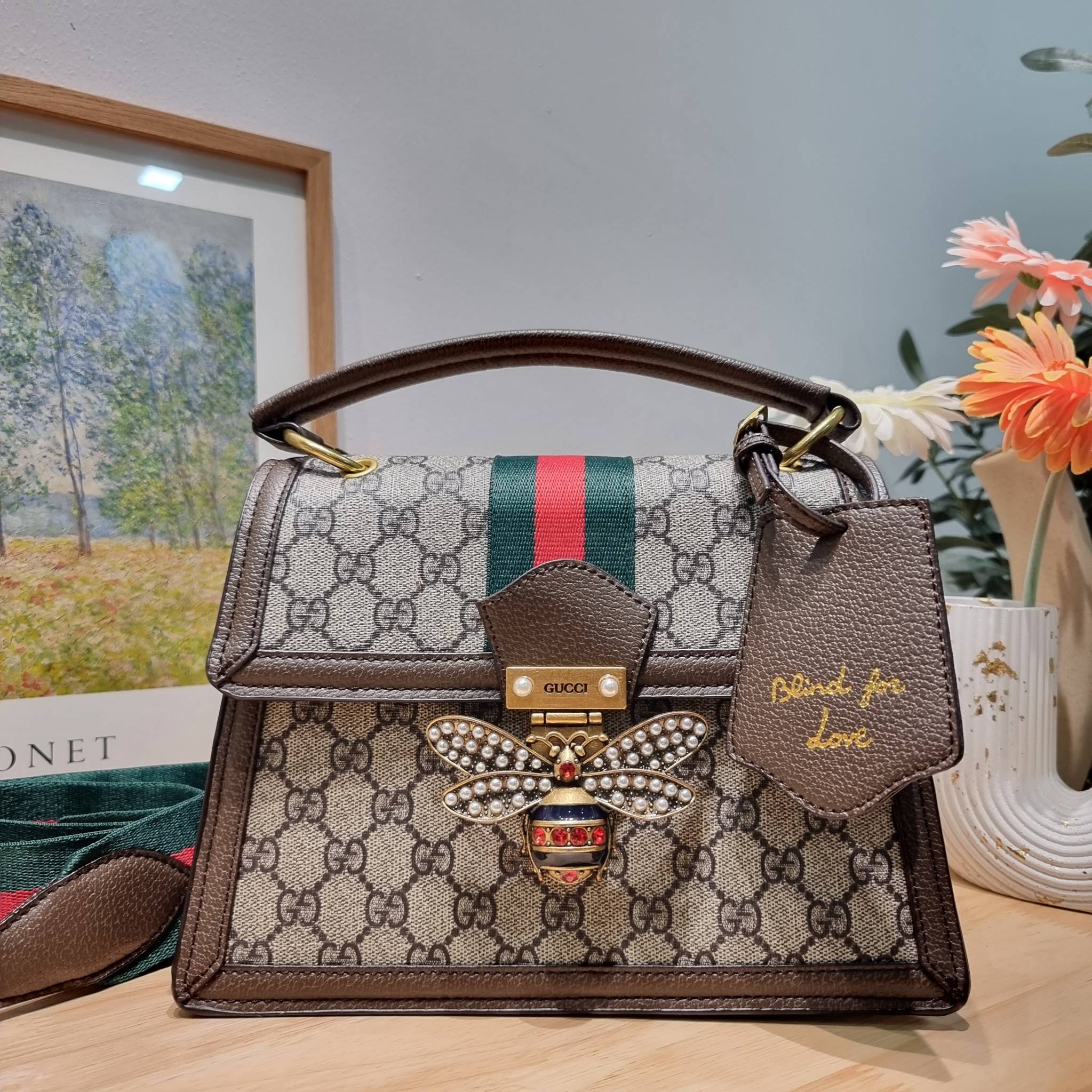 Gucci Queen Margaret Bee Bag / Gucci queen margaret crossbody handbag พร้อมส่ง กระเป๋าสะพายข้าง ดีไซน์สวย โดดเด่นไม่ซ้ำใคร เปิด-ปิดด้วยตัวกดล็อครูปผึ้ง พร้อมแท็กพวงหนังห้อยเก๋ๆ
