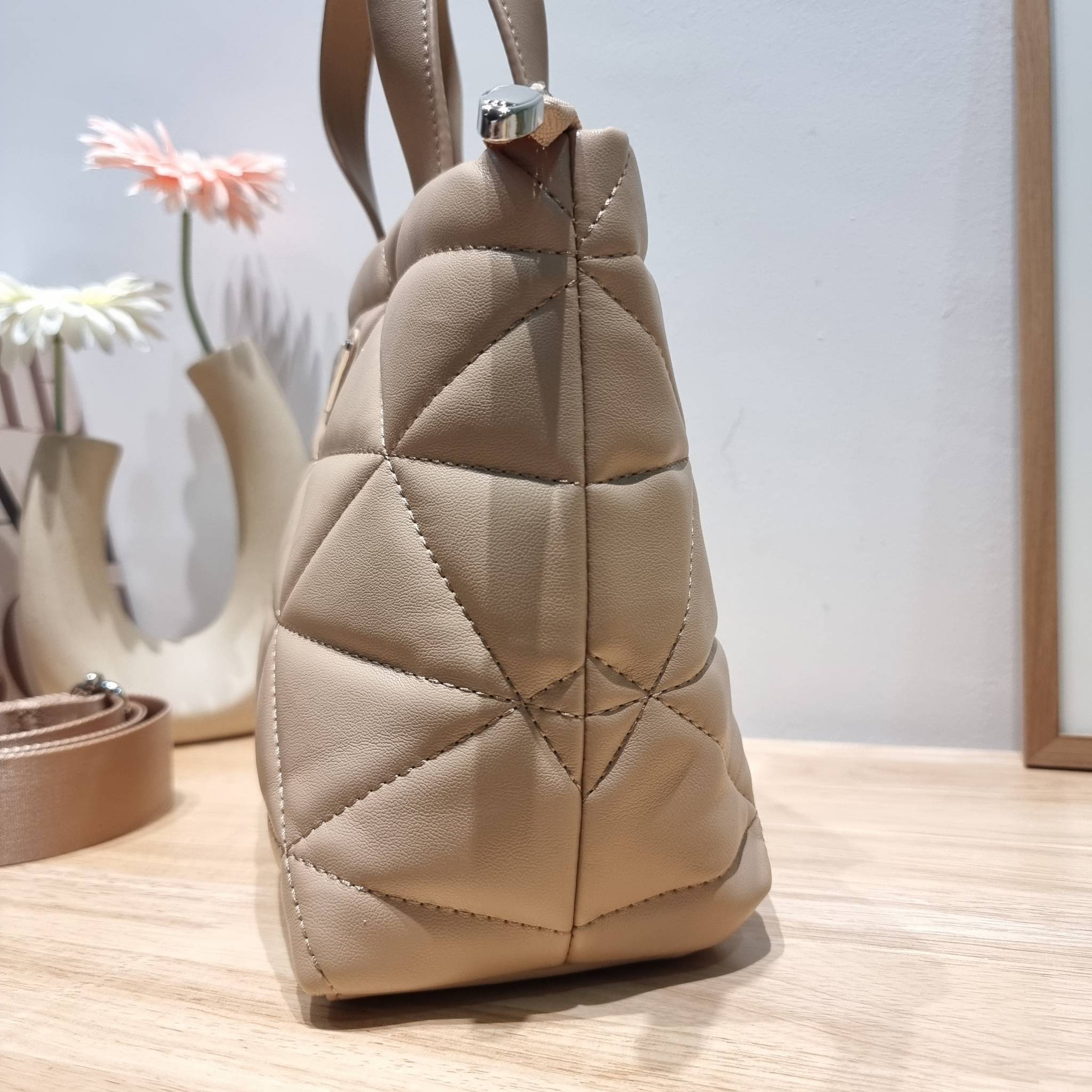 PRADA LEATHER PADDED BAG ใหม่ล่าสุด กับคอลเลคชั่นที่ทำออกมาตอบโจทย์ได้ทุกไลฟ์สไตล์ และเป็นยูนิเซ็กส์ กับกระเป๋าทรงโท้ท ขนาดกำลังดี วัสดุหนังเรียบ ตัดเย็บเดินเส้นลายตาราง ปากกระเป๋ามีซิปเปิดปิด ภายในเป็นช่องโล่ง