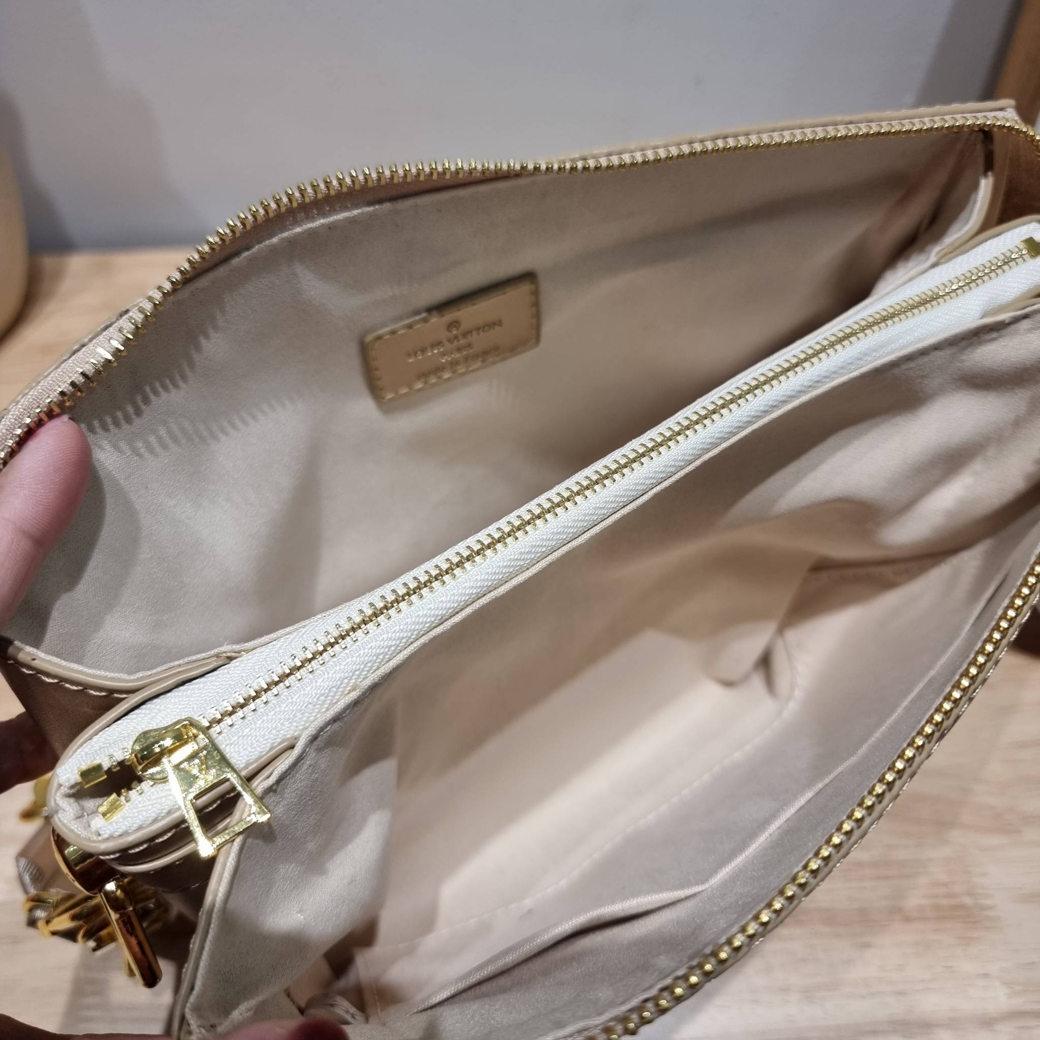 LV Coussin Bag / LV HANDLE POUCH MONOGRAM LIMITED EDITION กระเป๋าสะพายกึ่งคลัชท์ สุดล้ำ ดีไซน์ใหม่ สีลิมิเต็ดมาแรงมาก ด้วยความสวยปังตั้งแต่แรกเห็น วัสดุหนังแกะปั๊มลายสวย มาพร้อมสาย 2 เส้น เชิดๆสับๆ