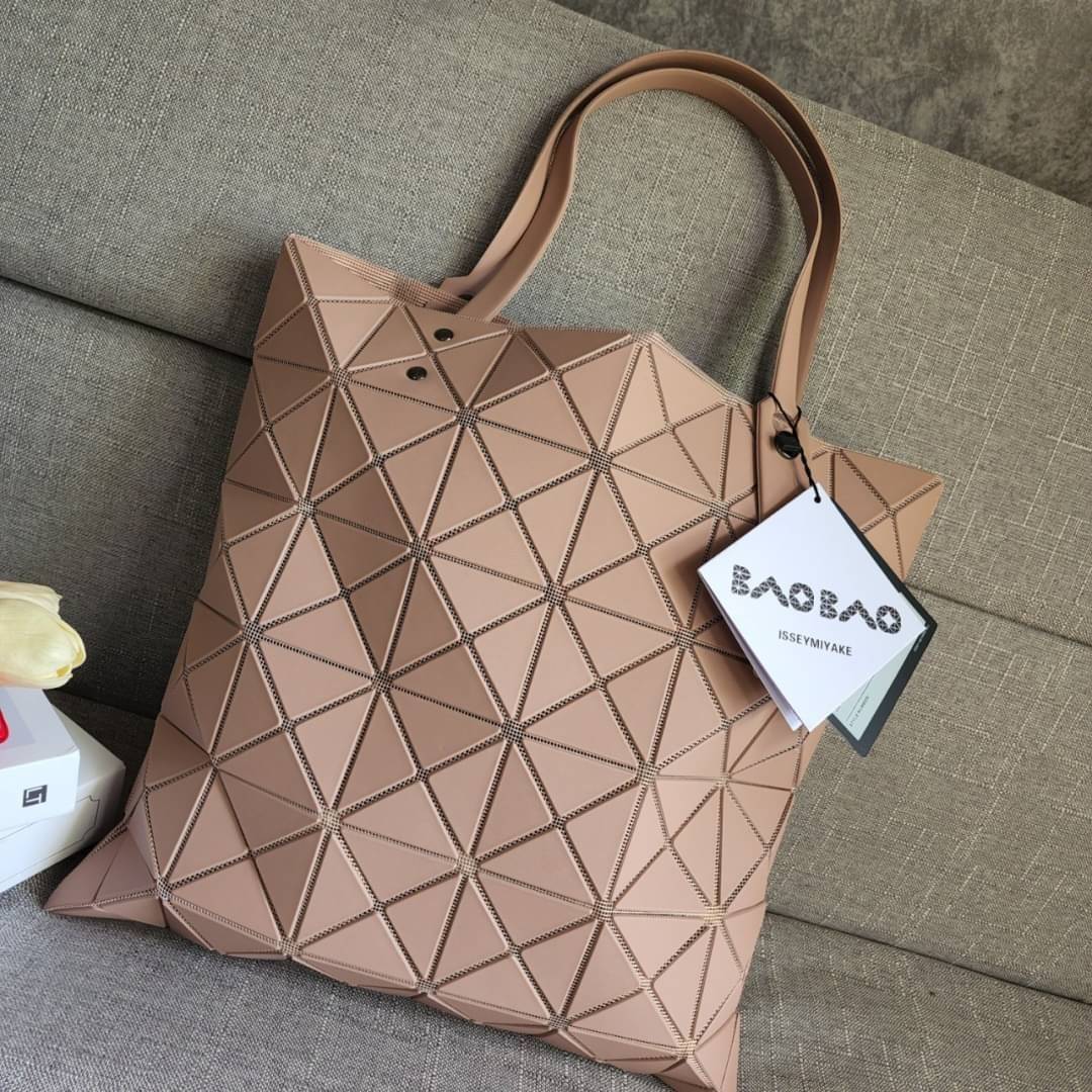 BAO BAO ISSEY MIYAKE LUCENT ONE-TONE กระเป๋า Bao Bao จากแบรนด์ดัง Issey Miyake แบรนด์แฟชั่นจากประเทศญี่ปุ่น ซึ่งมีสินค้ามากมายไม่ว่าจะเป็นเสื้อผ้า นาฬิกา น้ำหอม และที่ขาดไม่ได้นั่นก็คือ กระเป๋า Bao Bao ที่มีความพิเศษในเรื่องของวัสดุและดีไซน์ที่ครองใจสถาปน