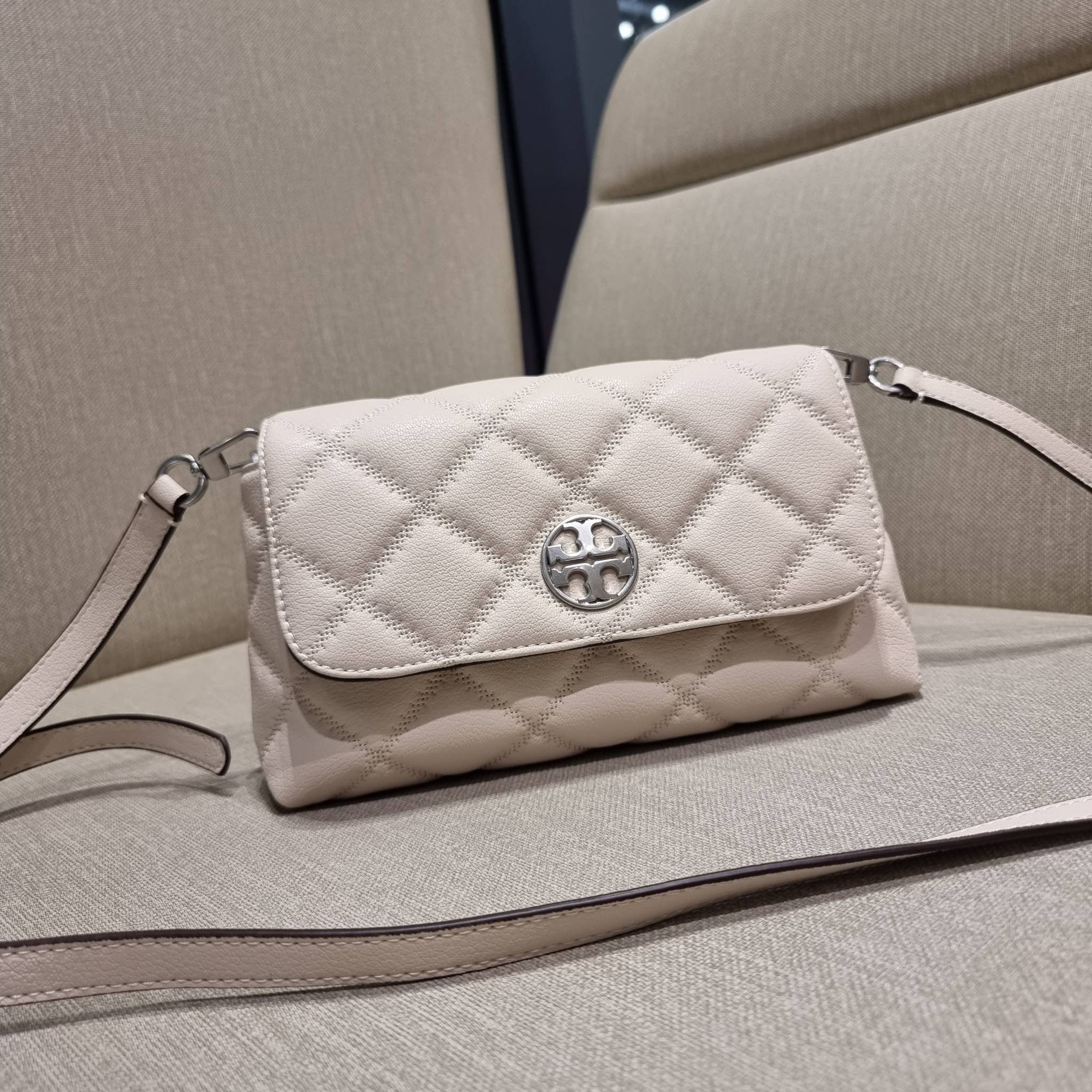 TORY BURCH WILLA MINI SHOULDER BAG ใหม่ล่าสุด พร้อมเสิร์ฟไม่ต้องรอพรีฯ กระเป๋าสะพายดีไซน์เลิศ ทรงสวย กะทัดรัด สะพายคล่องตัว ดีไซน์บุนวม เส้นคมสวยหรู