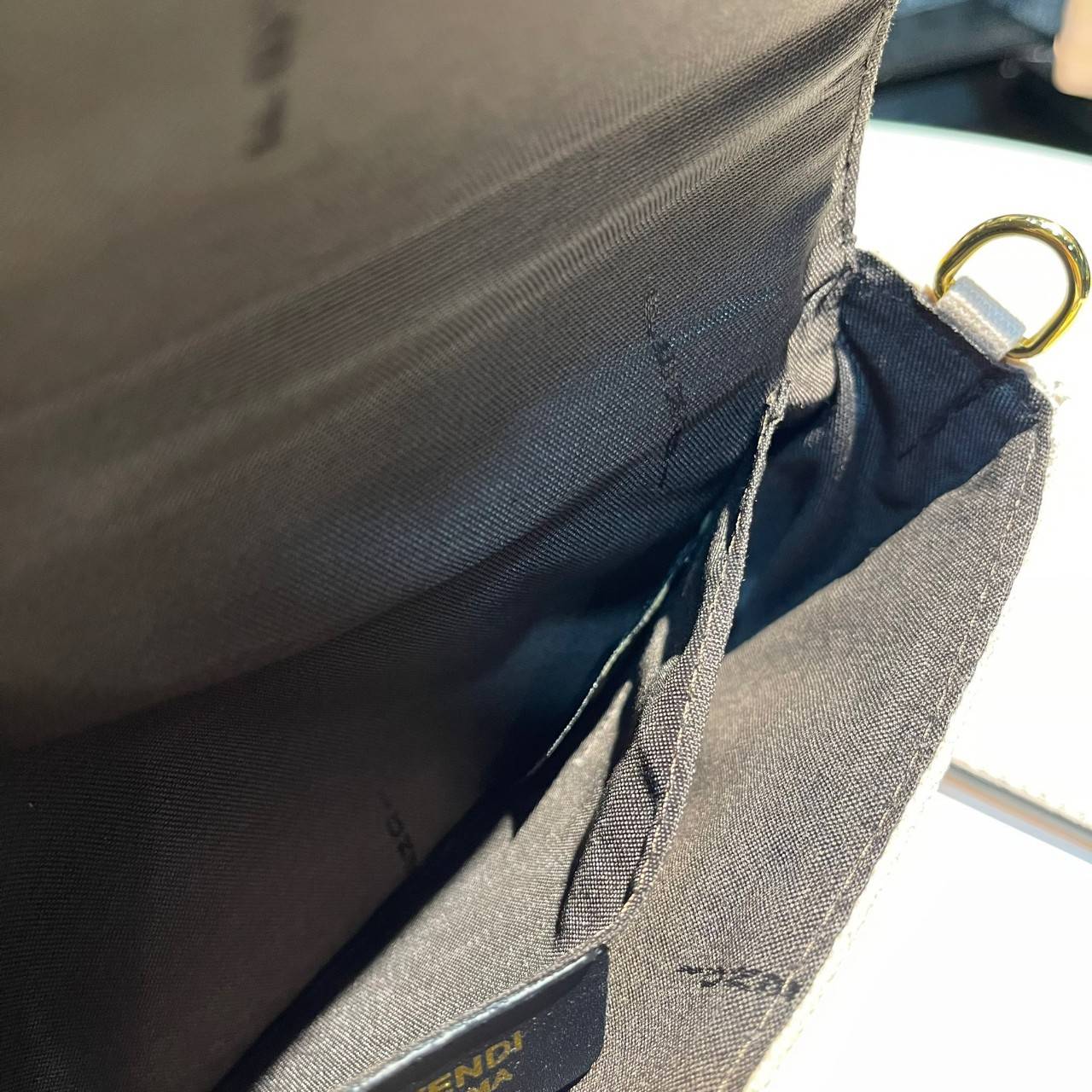 หนังแท้ Fendi Wallet On Chain With Pouches leather mini-bag กระเป๋าสะพายข้างทรงเหลี่ยมตกแต่งด้วยโลโก้ Fendi กระดุมแป๊ก มาพร้อมกระเป๋าด้านในแบบถอดได้ถึง 2ใบ สุดคุ้ม พร้อมสายโซ่และสายสปอร์ตถอดออกได้ ไอเท็มนี้ไม่ควรพลาดเลยค่าา