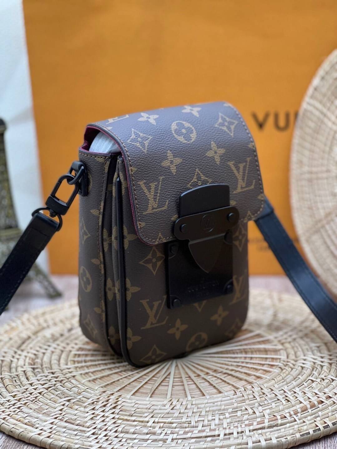 LV S-Lock Vertical wearable wallet / LV Phone bag Monogram Macassar coated canvas and black cowhide leather เกรดออริจินอล ใช้ได้ทั้งผู้หญิงผู้ชาย พร้อมส่งที่ไทย ภาพสินค้าถ่ายจากงานขายจริง ใช้งานต่างประเทศได้