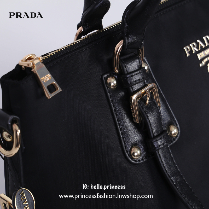 PRADA NYLON BAG WITH ZIP VIP GIFT สินค้า Premium gift จากเค้าเตอร์แบรนด์ต่างประเทศ รุ่น Limited edition แท้💯 กระเป๋าถือหรือสะพาย วัสดุ nylon เนื้อหนา คุณภาพดี ดีไซน์สวยดูโดดเด่น ด้านหน้าประดับ logo brand อะไหล่ทองหรูหรา เปิดปิดด้วยซิป ภายในกว้าง จ