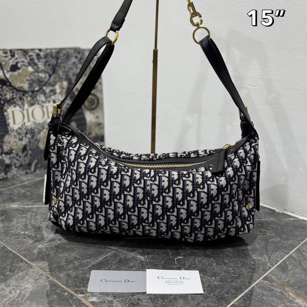 Dior Medium D-Journey Bag 35cm กระเป๋าสะพายนิยามใหม่ดีไซน์ทันสมัย โดดเด่นด้วยรูปทรงโฮโบที่มาพร้อมกับดีไซน์ที่นุ่มนวลและทันสมัย ดีเทลดูดีมีกิมมิคในตัว ภายในโล่งกว้าง